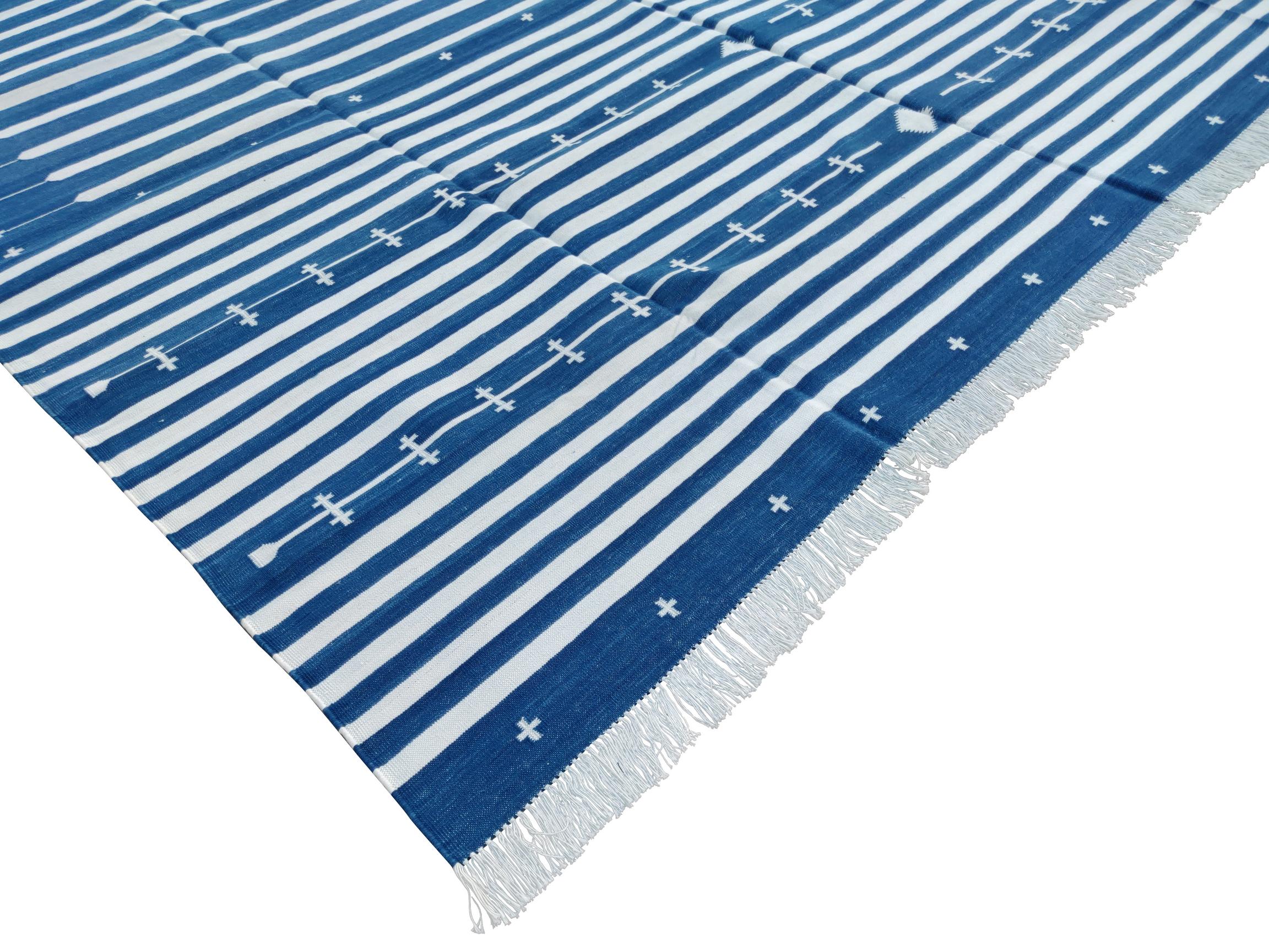 Handgefertigter flacher Baumwollteppich mit Flachgewebe, 8x10 blau-weiß gestreifter indischer Dhurrie (Moderne der Mitte des Jahrhunderts) im Angebot