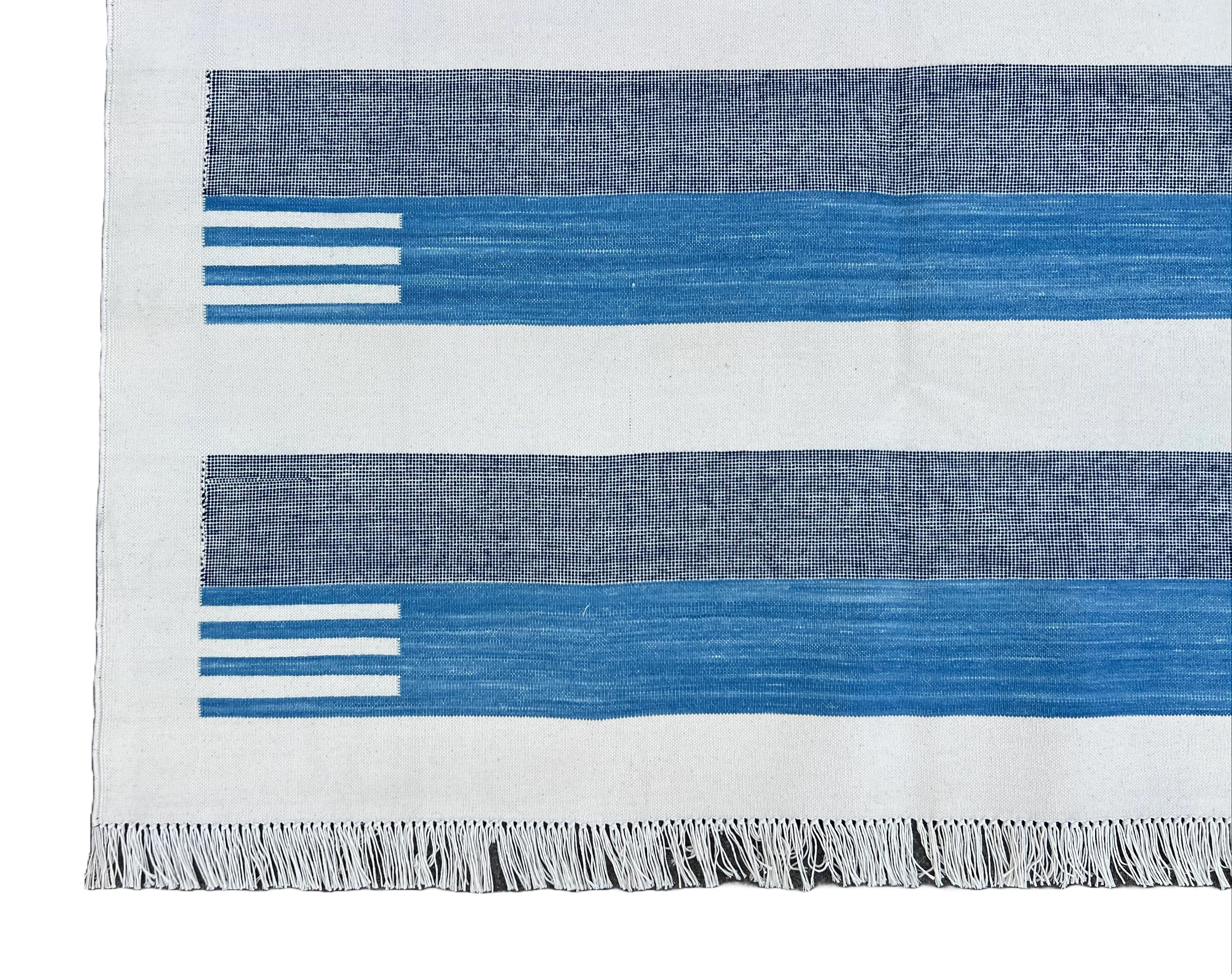 Mid-Century moderno Tappeto a tessitura piatta in cotone fatto a mano, 8x10 a righe bianche e blu, indiano Dhurrie in vendita