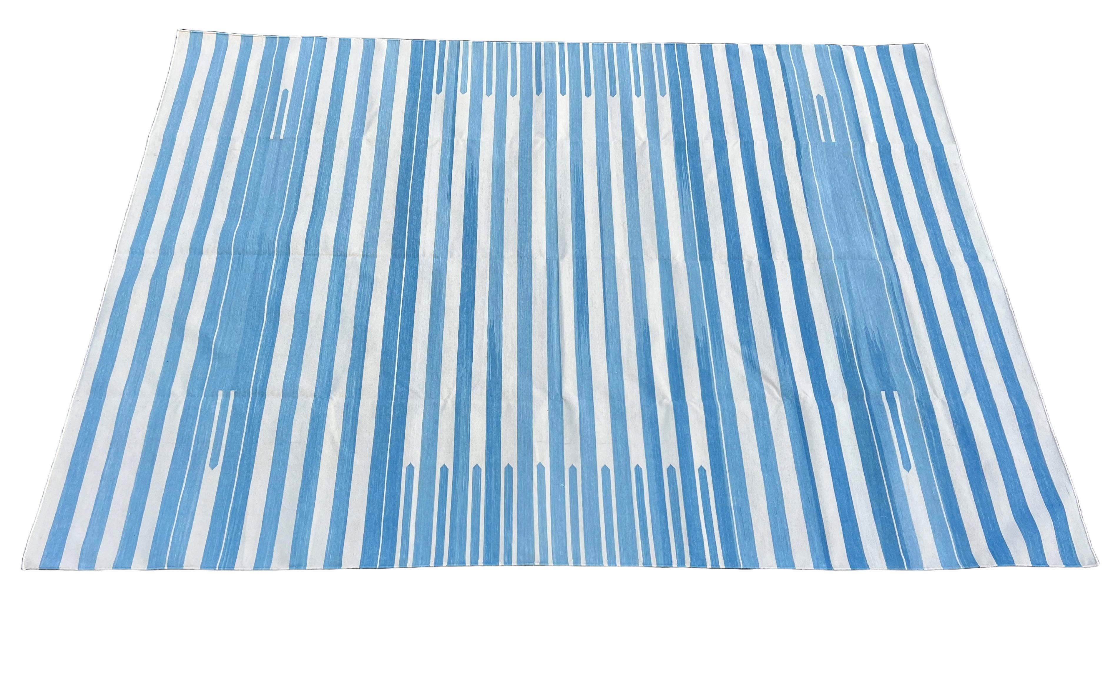 Arts and Crafts Tapis Dhurrie indien à rayures bleues et blanches fait à la main, 8 x 10 en vente