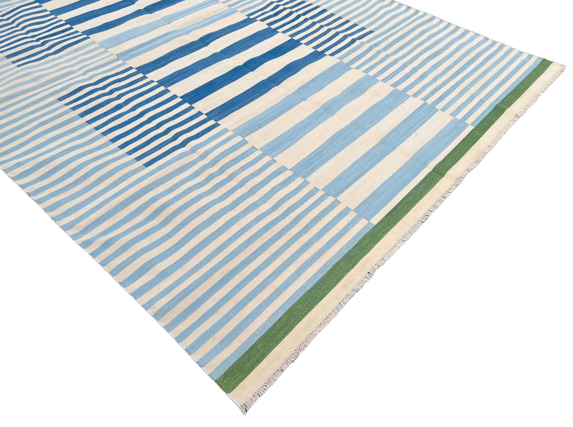 Indiano Tappeto a tessitura piatta in cotone fatto a mano, 8x10 a righe bianche e blu, indiano Dhurrie in vendita