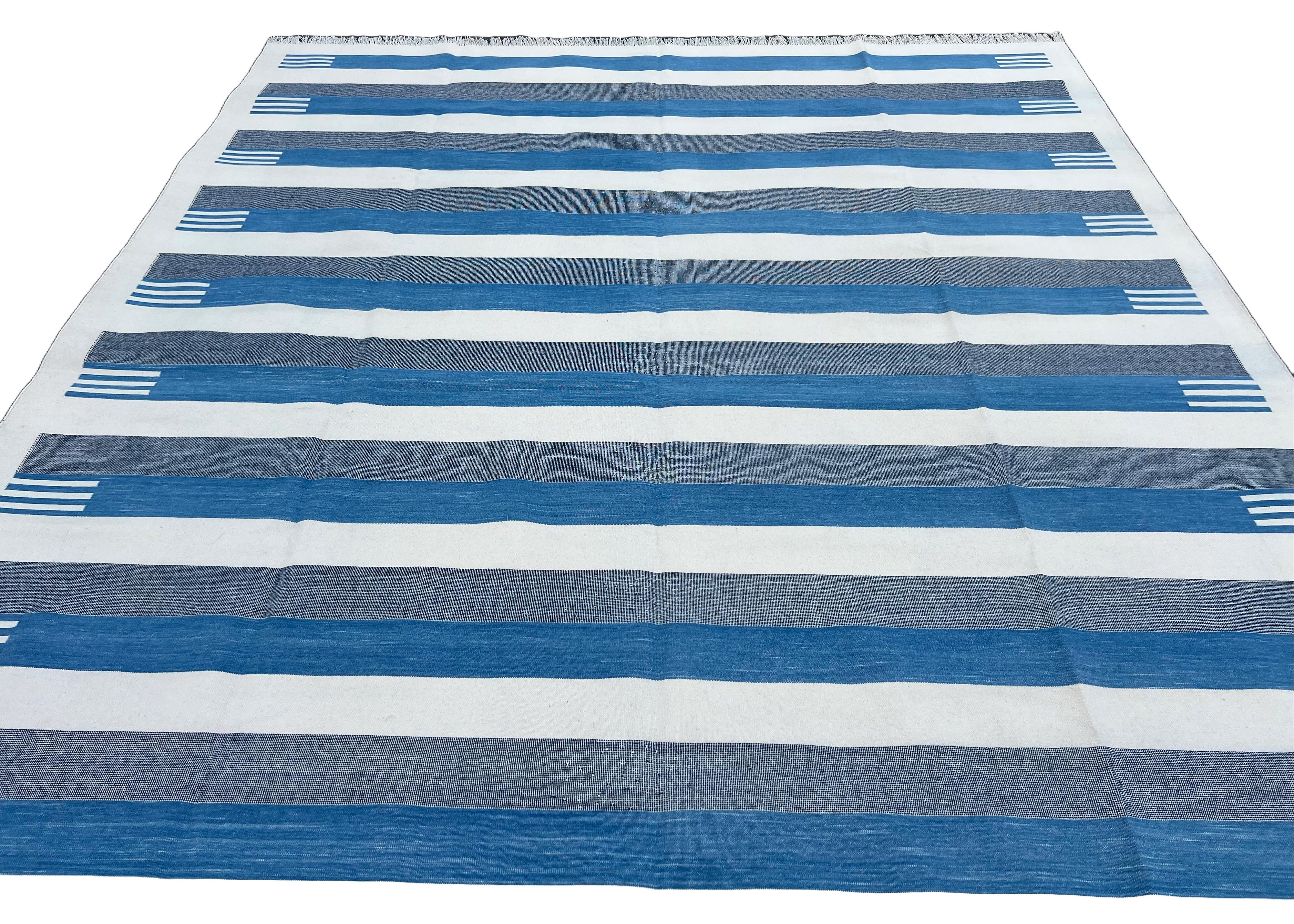 Indiano Tappeto a tessitura piatta in cotone fatto a mano, 8x10 a righe bianche e blu, indiano Dhurrie in vendita