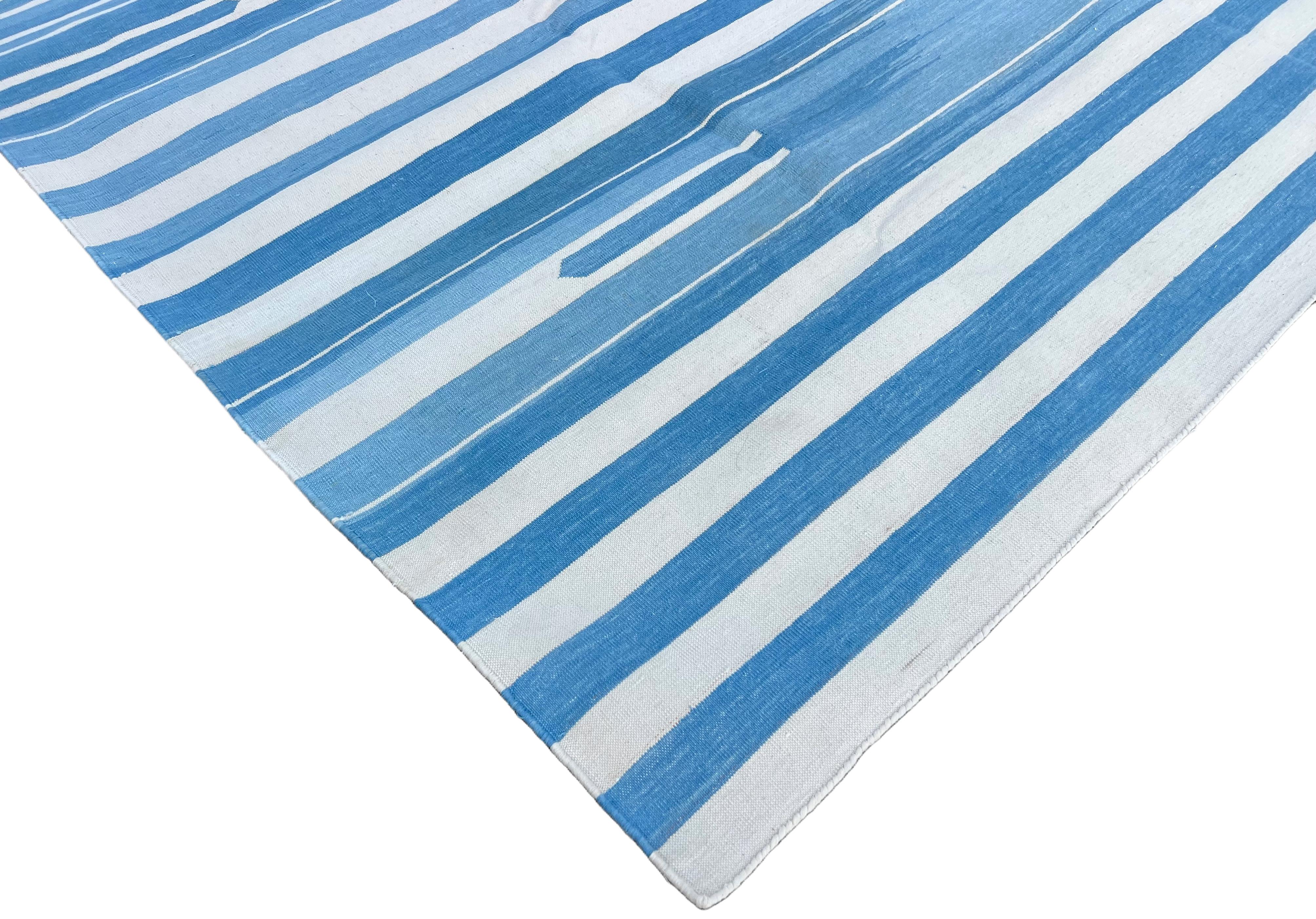 Indien Tapis Dhurrie indien à rayures bleues et blanches fait à la main, 8 x 10 en vente