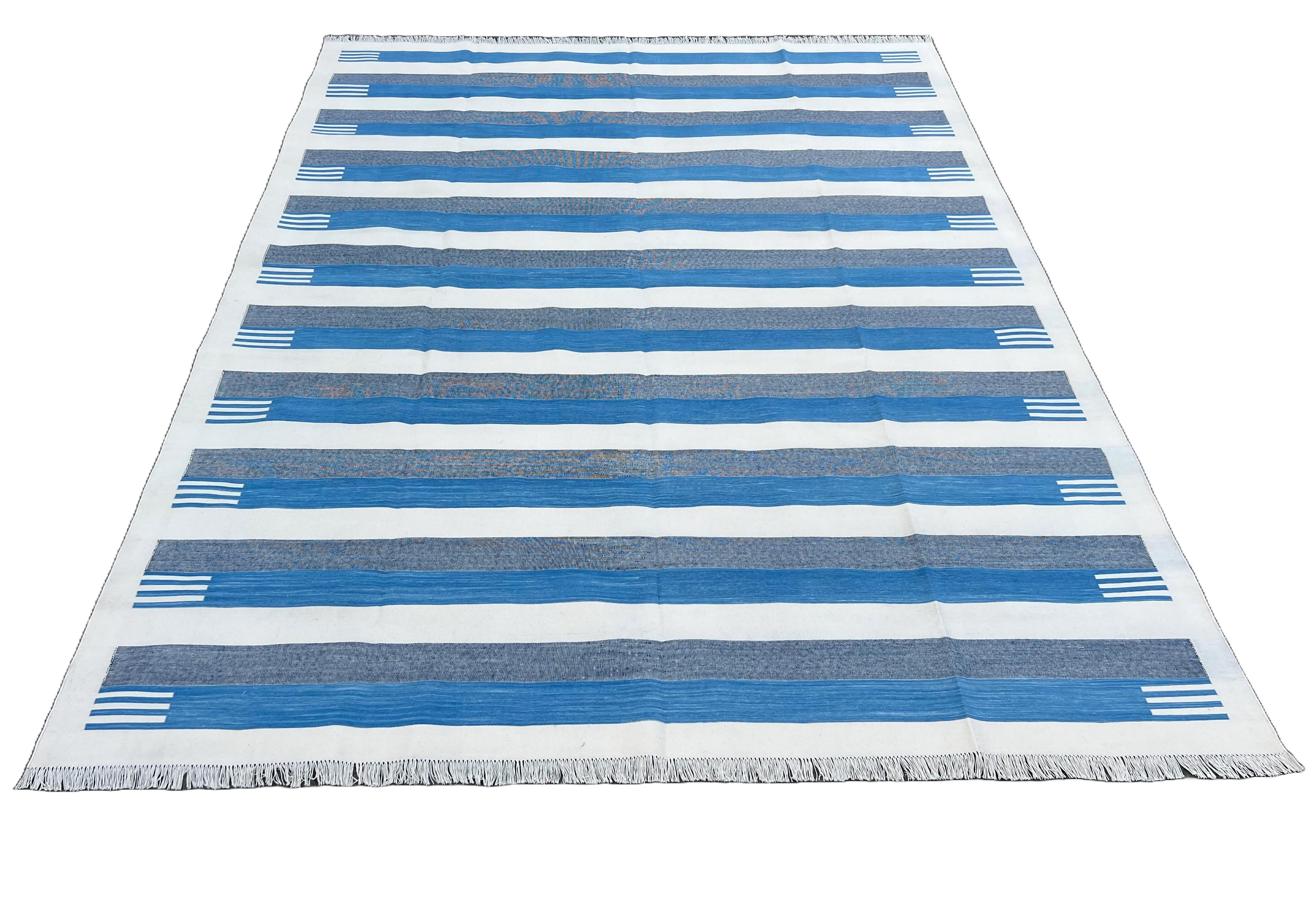 Tessuto a mano Tappeto a tessitura piatta in cotone fatto a mano, 8x10 a righe bianche e blu, indiano Dhurrie in vendita