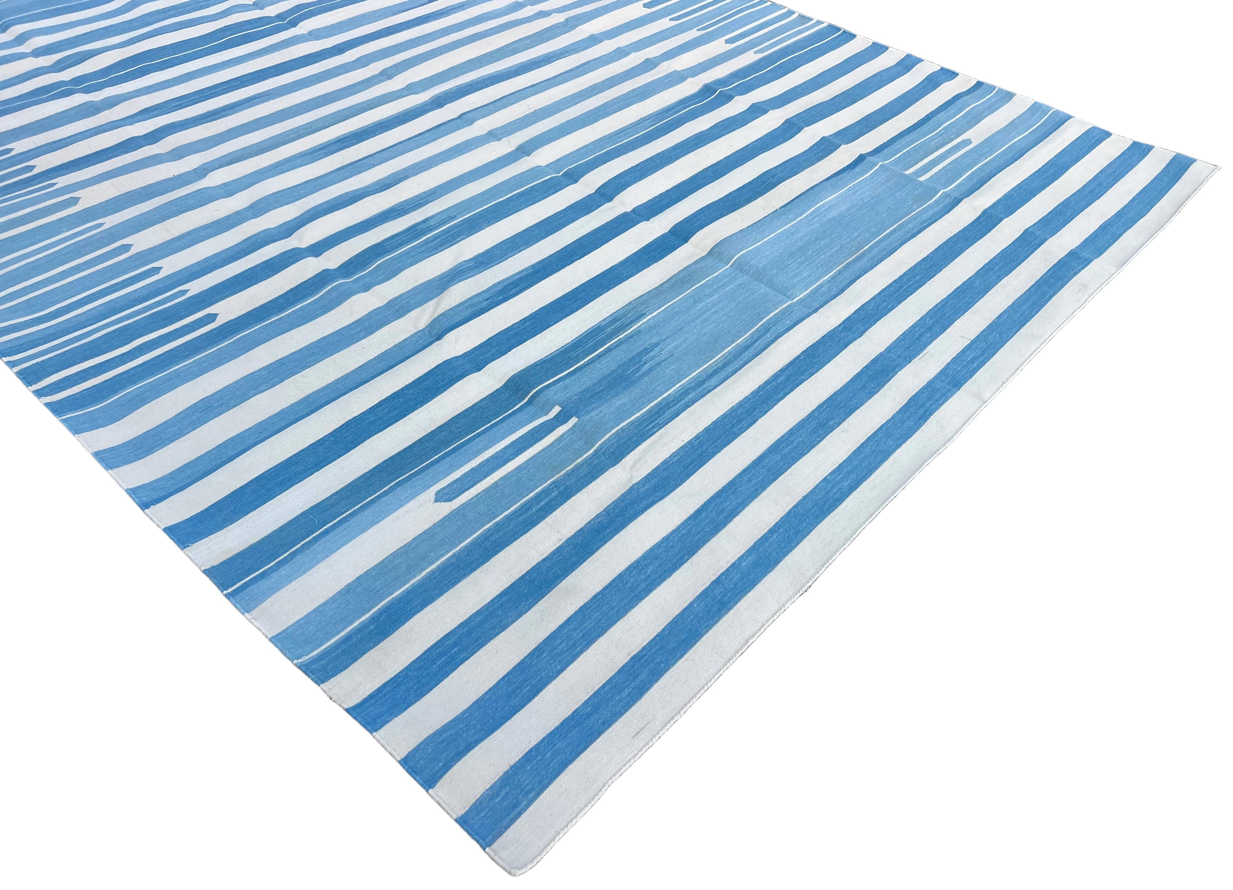 Tissé à la main Tapis Dhurrie indien à rayures bleues et blanches fait à la main, 8 x 10 en vente