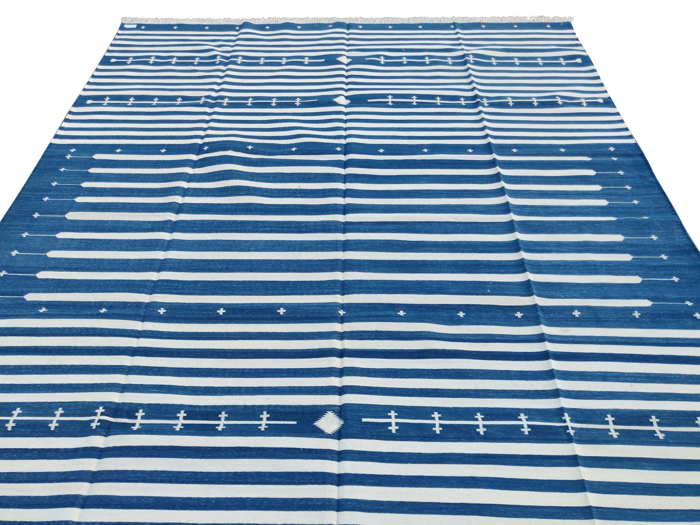 Handgefertigter flacher Baumwollteppich mit Flachgewebe, 8x10 blau-weiß gestreifter indischer Dhurrie im Zustand „Neu“ im Angebot in Jaipur, IN