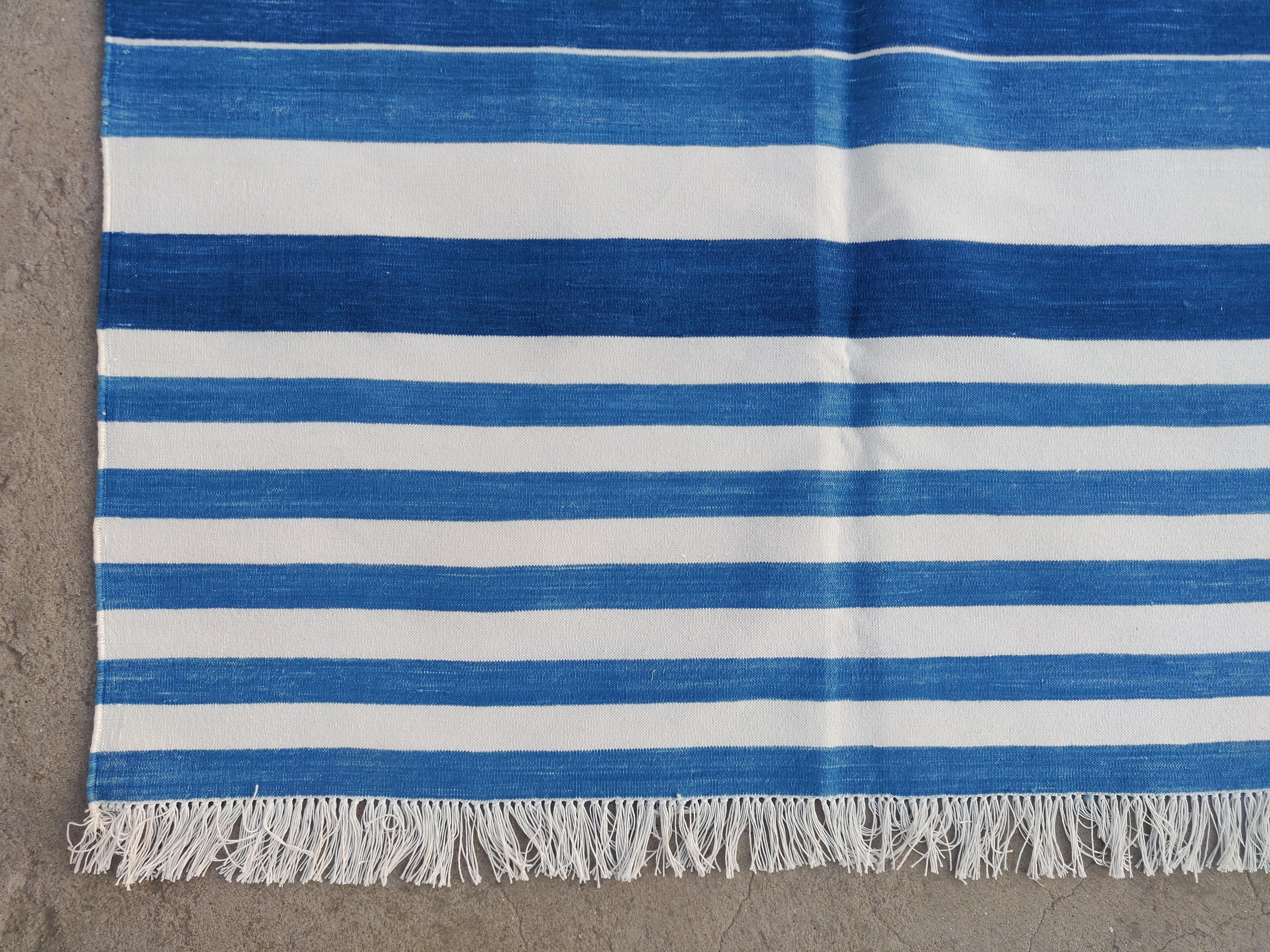 Tappeto a tessitura piatta in cotone fatto a mano, 8x10 a righe bianche e blu, indiano Dhurrie In condizioni Nuovo in vendita a Jaipur, IN