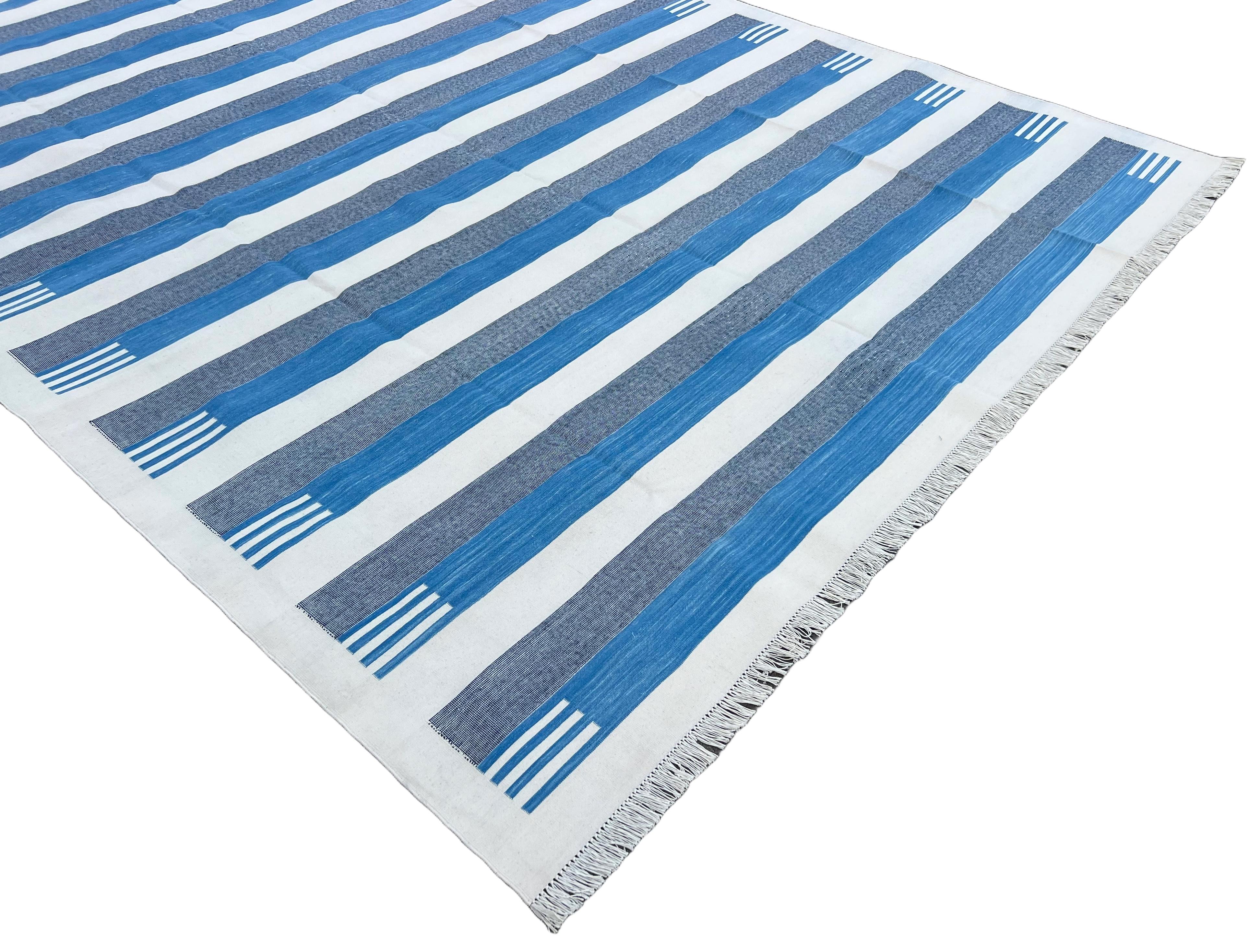 XXI secolo e contemporaneo Tappeto a tessitura piatta in cotone fatto a mano, 8x10 a righe bianche e blu, indiano Dhurrie in vendita