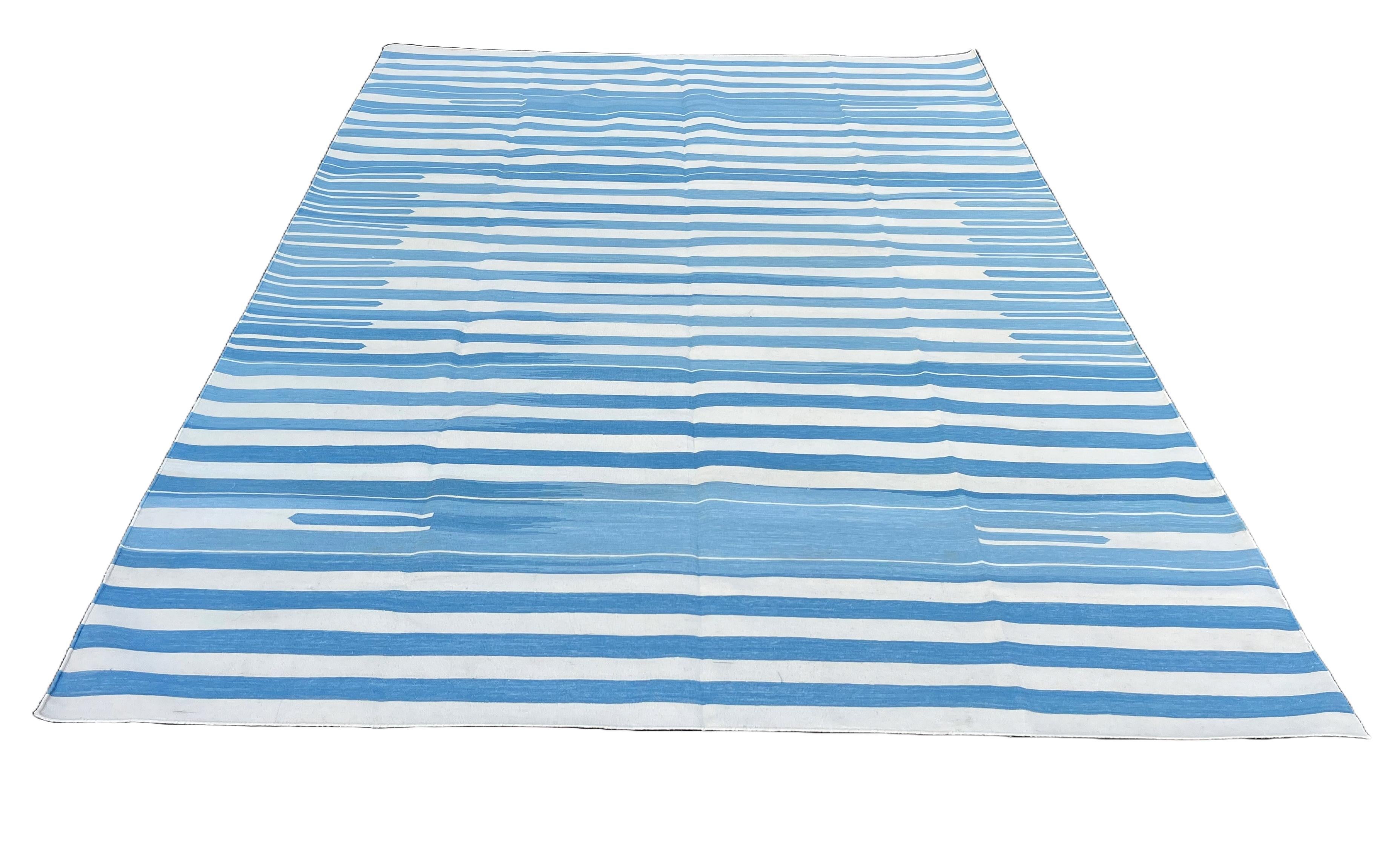 XXIe siècle et contemporain Tapis Dhurrie indien à rayures bleues et blanches fait à la main, 8 x 10 en vente