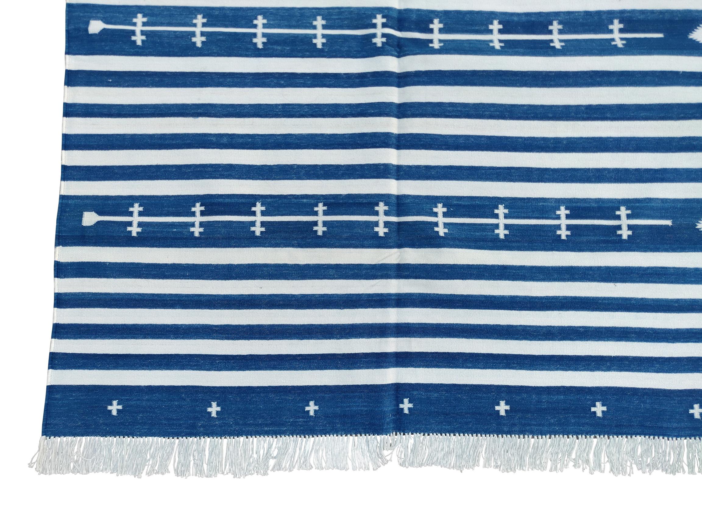 Handgefertigter flacher Baumwollteppich mit Flachgewebe, 8x10 blau-weiß gestreifter indischer Dhurrie (Baumwolle) im Angebot