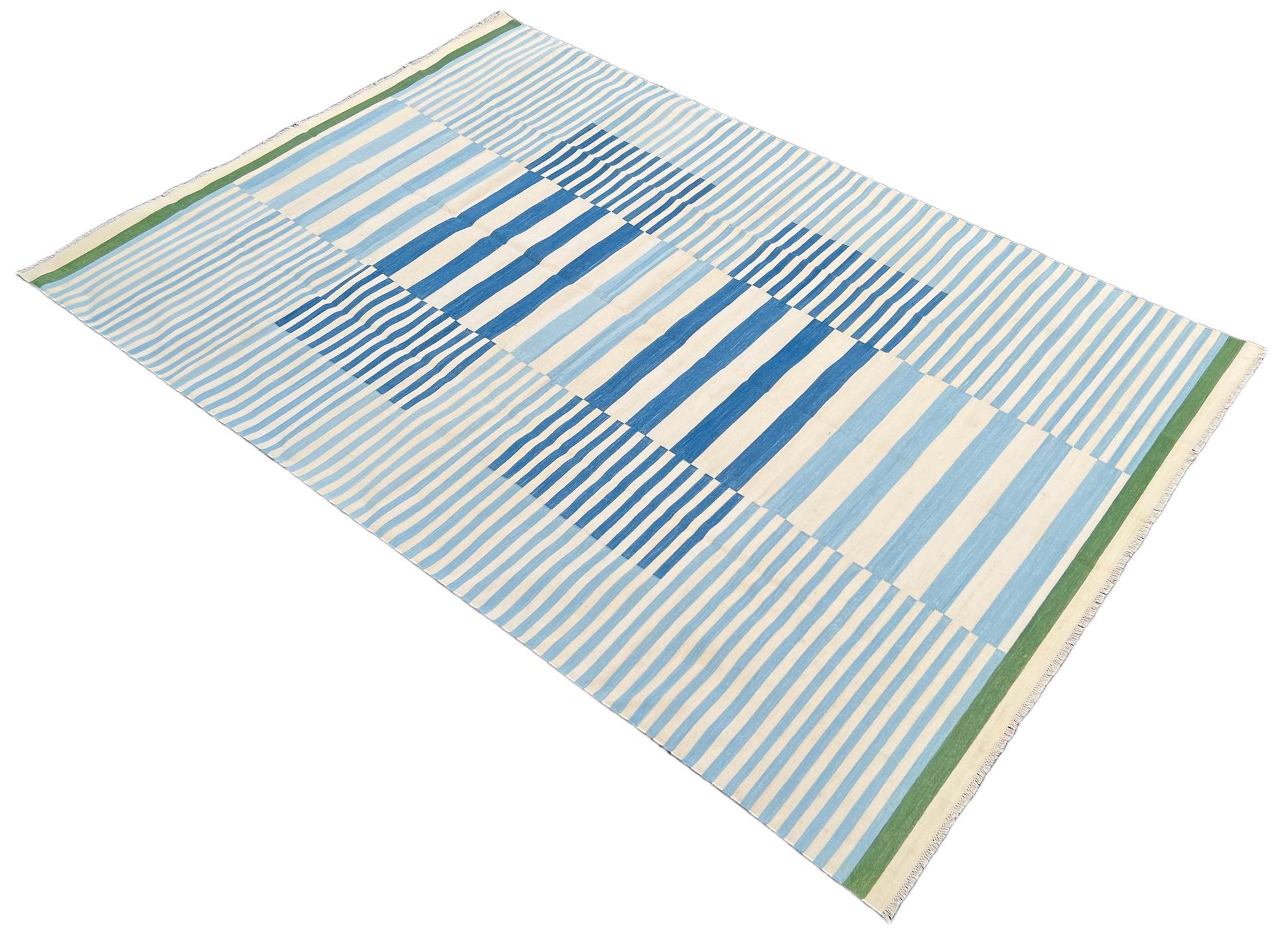 Handgefertigter flacher Baumwollteppich mit Flachgewebe, 8x10 blau-weiß gestreifter indischer Dhurrie (Baumwolle) im Angebot