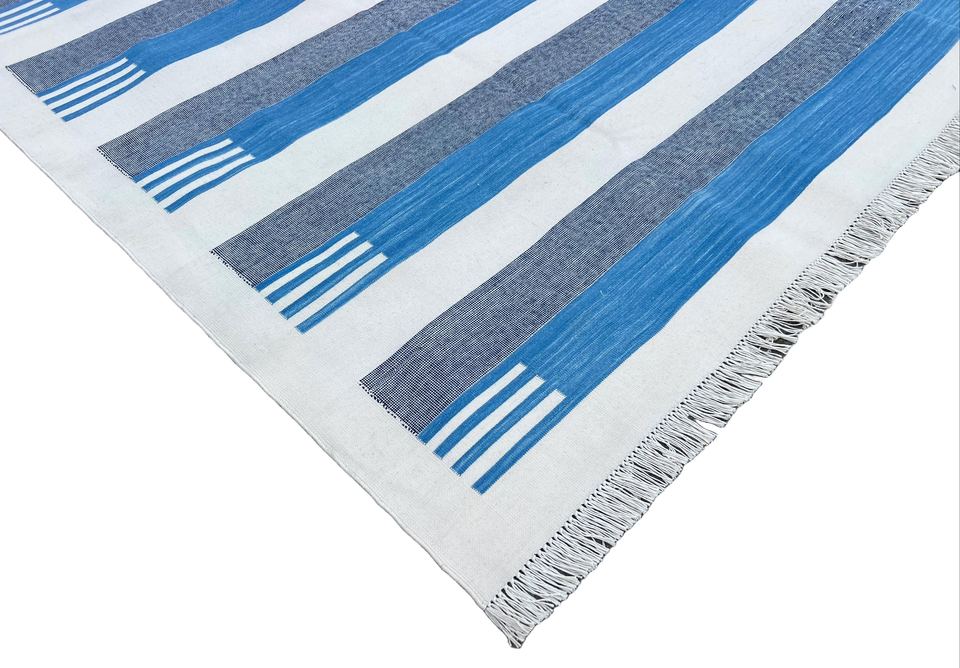 Cotone Tappeto a tessitura piatta in cotone fatto a mano, 8x10 a righe bianche e blu, indiano Dhurrie in vendita