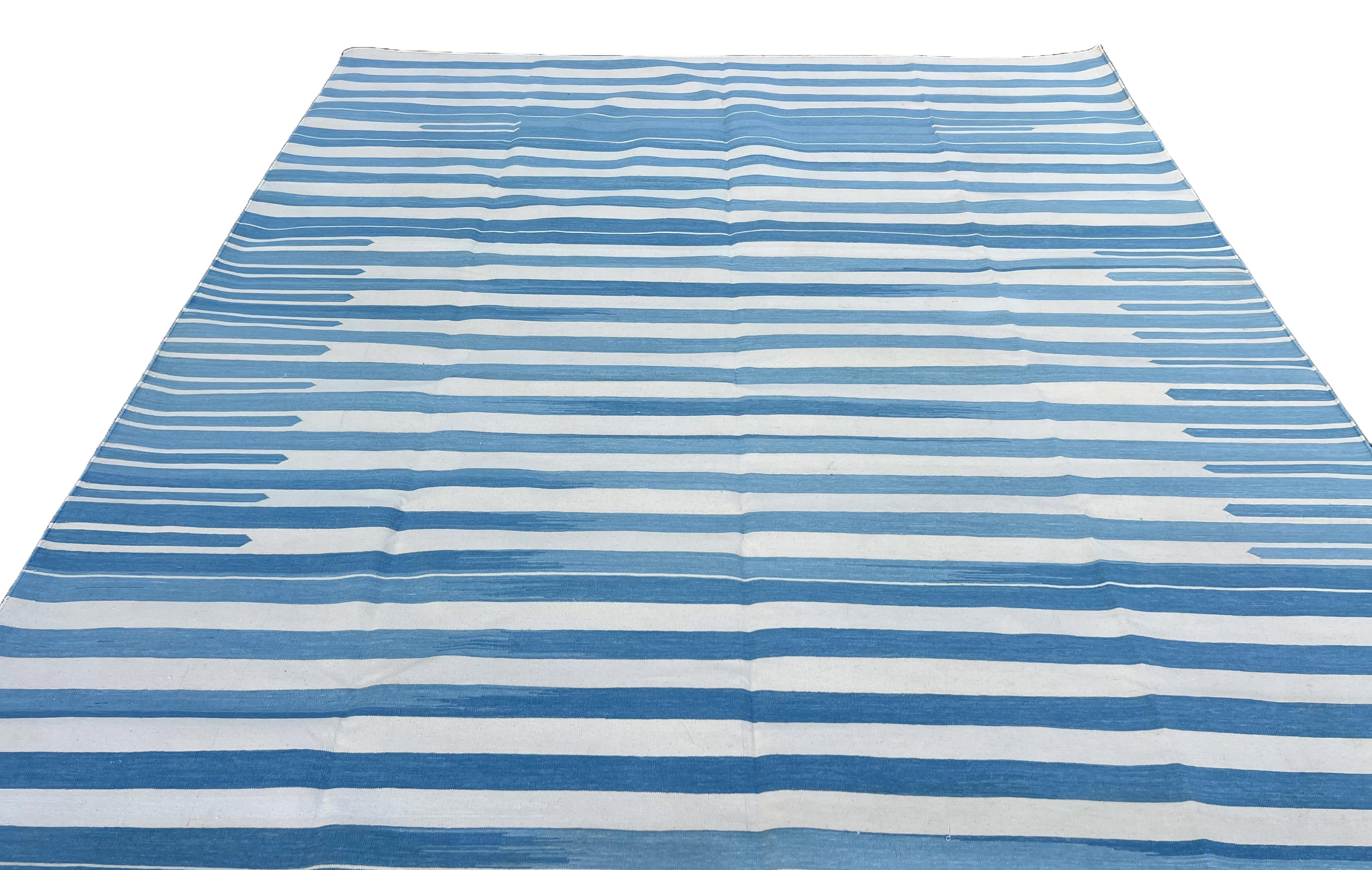 Coton Tapis Dhurrie indien à rayures bleues et blanches fait à la main, 8 x 10 en vente