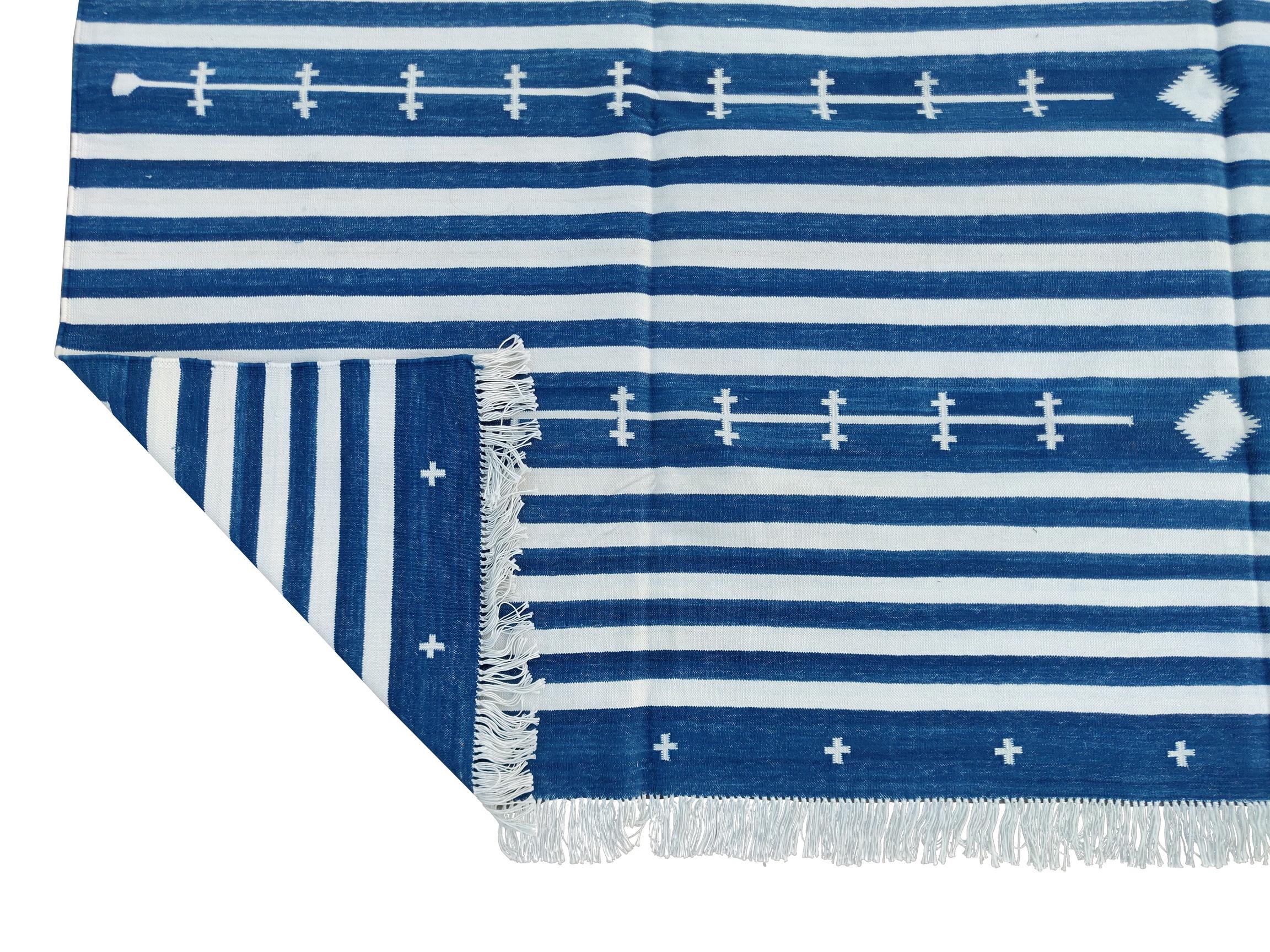 Handgefertigter flacher Baumwollteppich mit Flachgewebe, 8x10 blau-weiß gestreifter indischer Dhurrie im Angebot 1