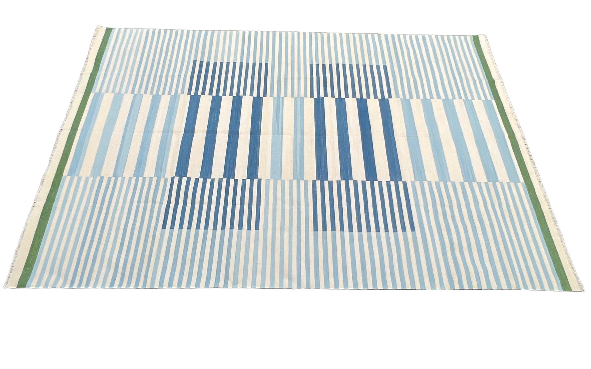 Handgefertigter flacher Baumwollteppich mit Flachgewebe, 8x10 blau-weiß gestreifter indischer Dhurrie im Angebot 1