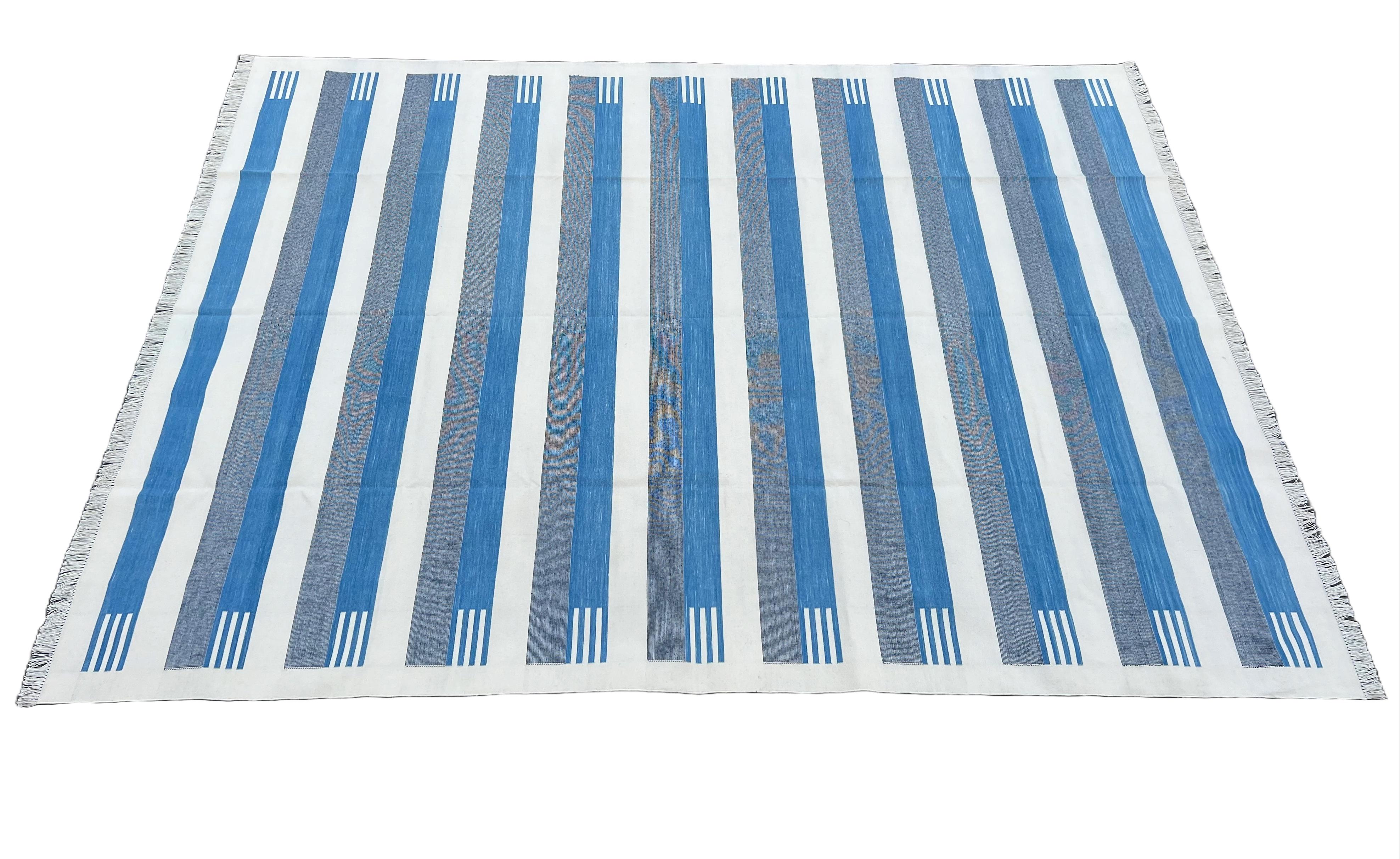 Tappeto a tessitura piatta in cotone fatto a mano, 8x10 a righe bianche e blu, indiano Dhurrie in vendita 1