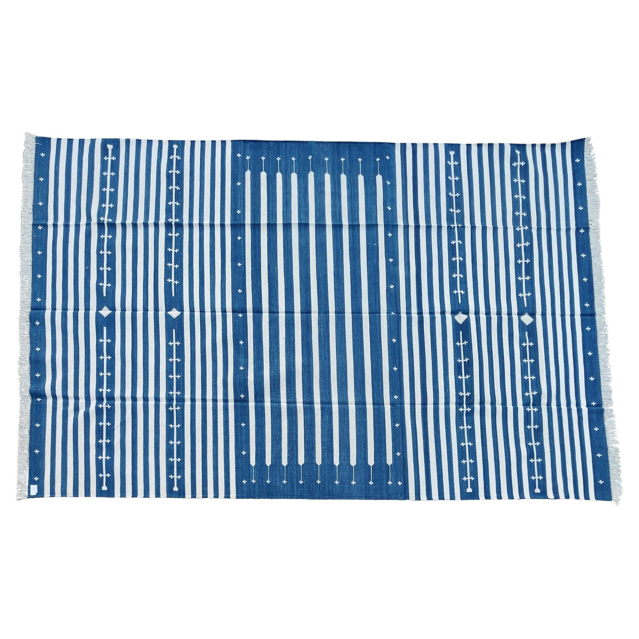Handgefertigter flacher Baumwollteppich mit Flachgewebe, 8x10 blau-weiß gestreifter indischer Dhurrie