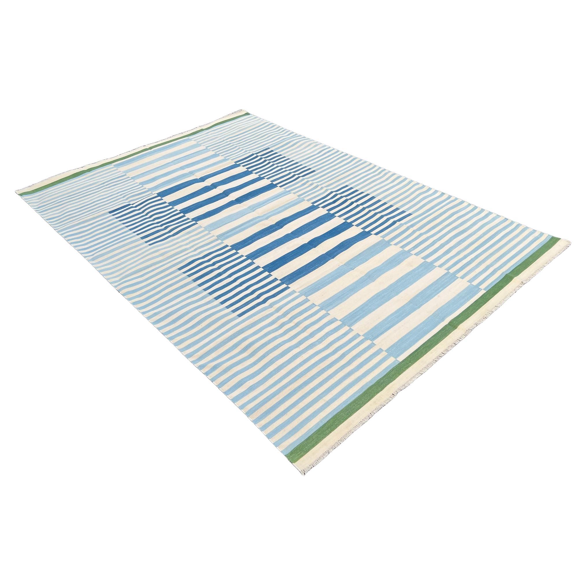 Handgefertigter flacher Baumwollteppich mit Flachgewebe, 8x10 blau-weiß gestreifter indischer Dhurrie im Angebot