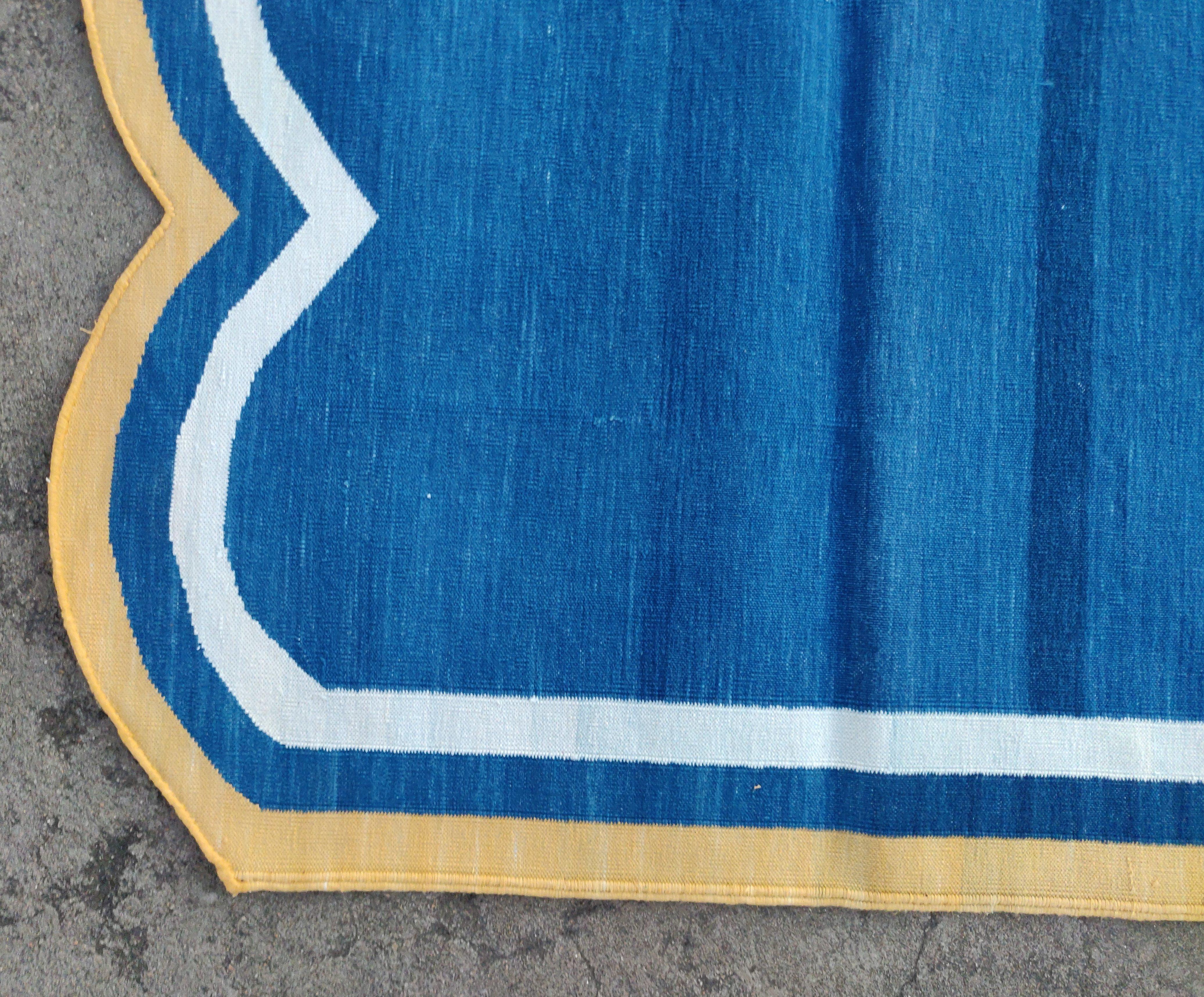 Handgefertigter Flachgewebe-Teppich aus Baumwolle, 8x10 Blauer und gelber Jakobsmuschel-Kelim Dhurrie im Angebot 1