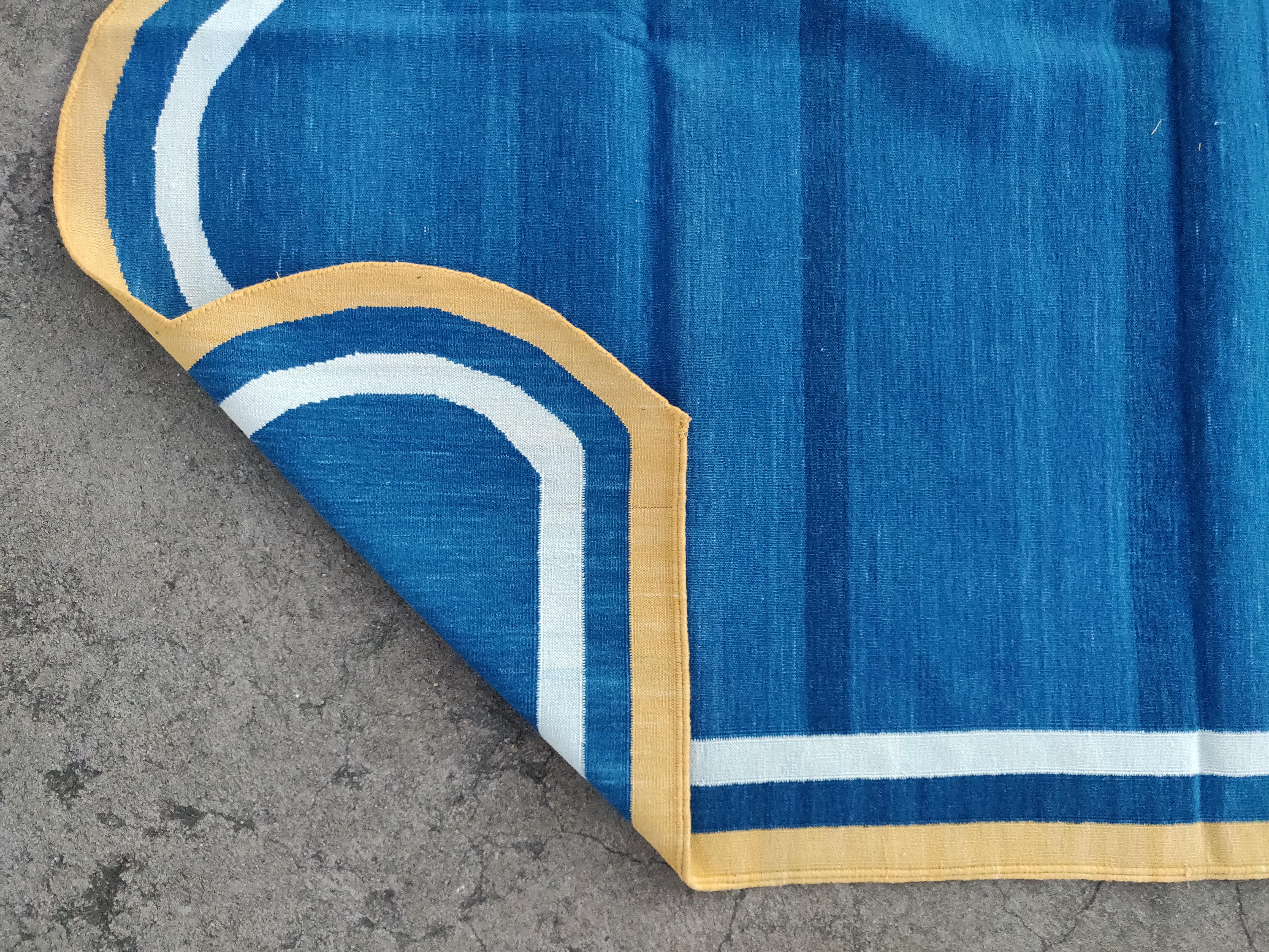 Handgefertigter Flachgewebe-Teppich aus Baumwolle, 8x10 Blauer und gelber Jakobsmuschel-Kelim Dhurrie im Angebot 2
