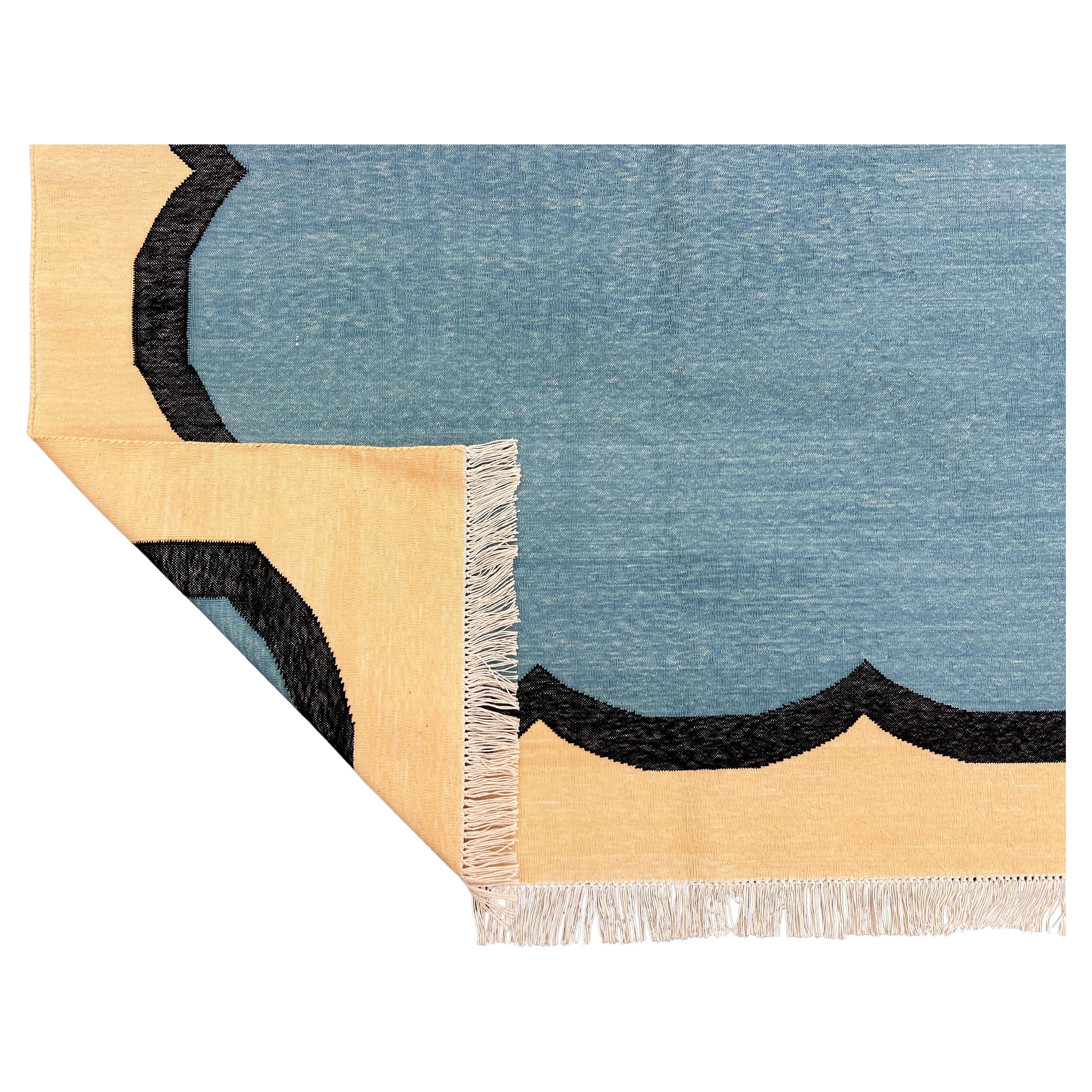 Handgefertigte Baumwolle natürlich pflanzlich gefärbt Teal Blau, Schwarz und Creme Scalloped gestreiften indischen Dhurrie Teppich - 8'x10' (240x300cm)

Diese speziellen flachgewebten Dhurries werden aus 15-fachem Garn aus 100% Baumwolle handgewebt.