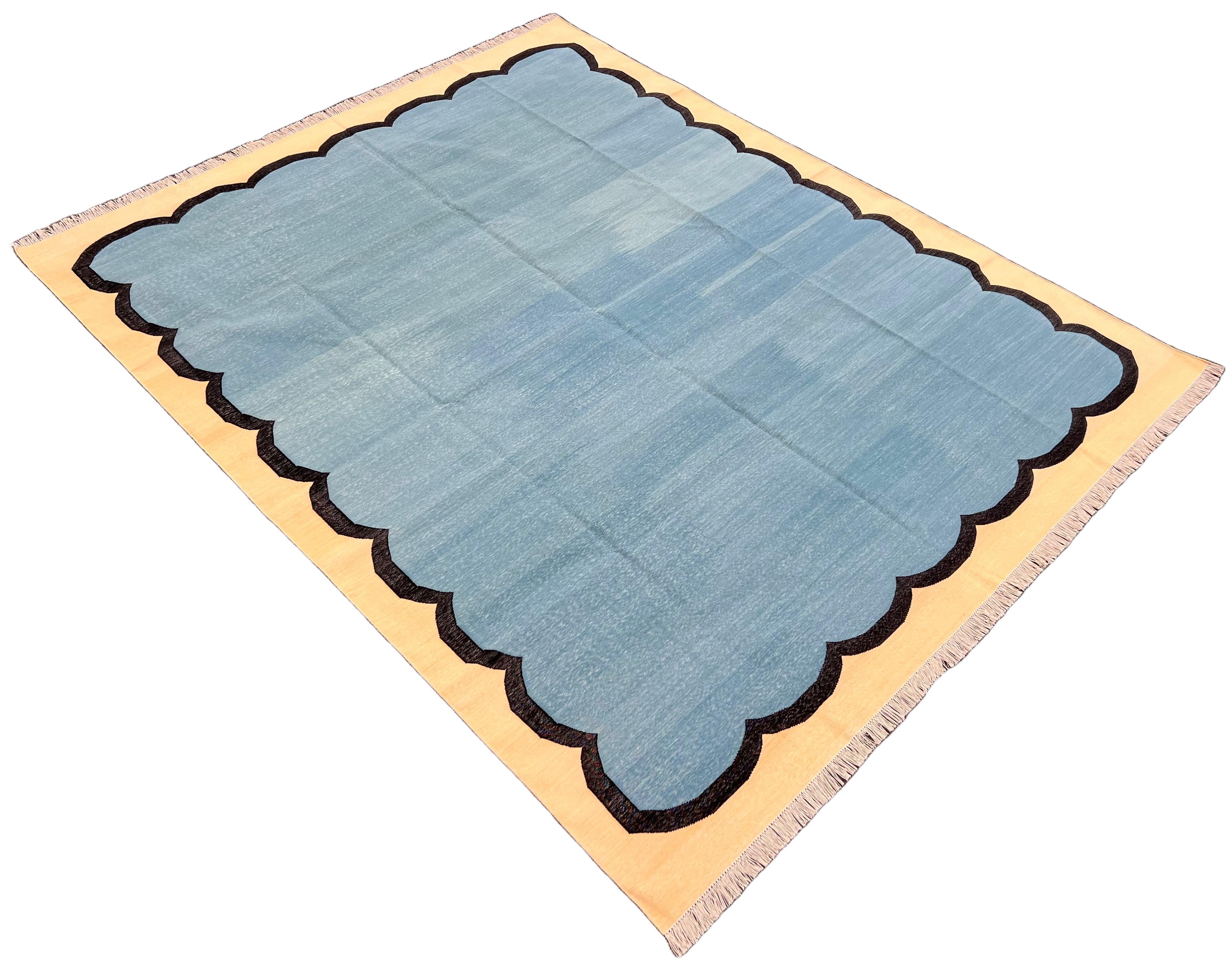 Handgefertigter Flachgewebe-Teppich aus Baumwolle, 8x10 blau, cremefarben, mit Wellenmuster, indischer Dhurrie im Angebot 1