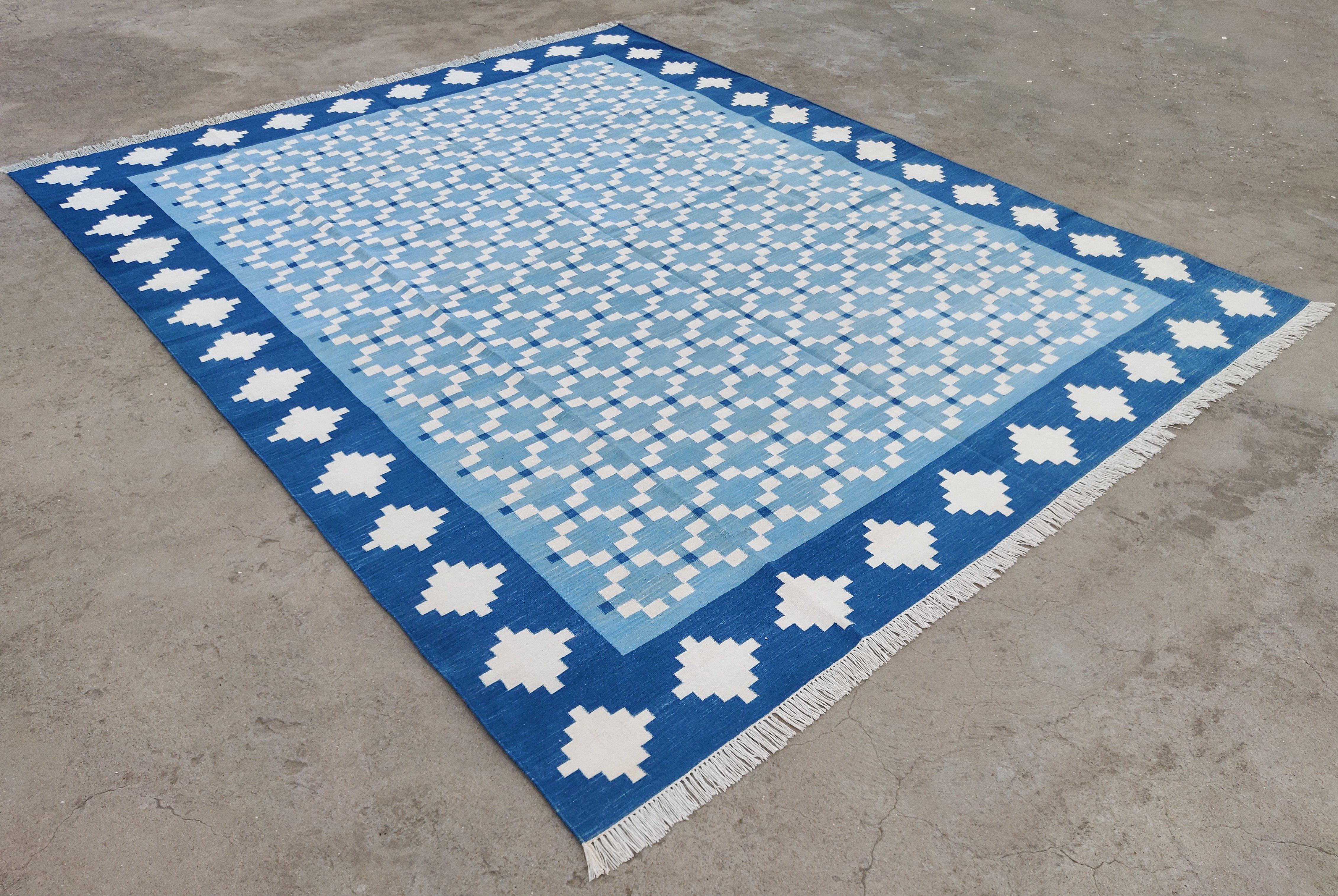 Tappeto indiano geometrico 8'x10' in cotone Nature tinto al vegetale, blu cielo e bianco

Queste speciali dhurry a trama piatta sono tessute a mano con un filo di cotone 100% a 15 strati. A causa delle speciali tecniche di produzione utilizzate per