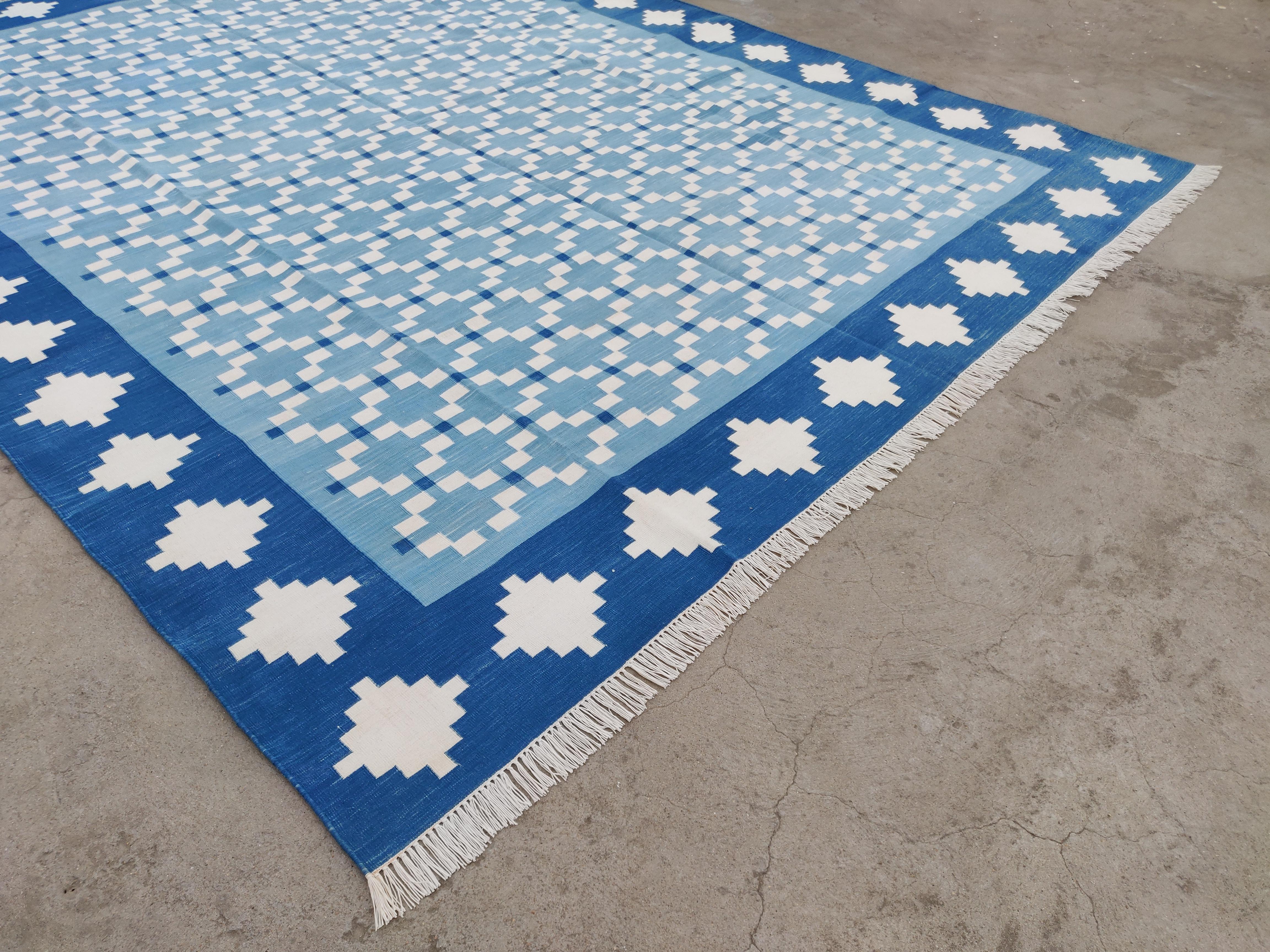 Mid-Century moderno Tappeto a tessitura piatta in cotone fatto a mano, 8x10 Blu, Whiting Geometrico Indiano Dhurrie in vendita