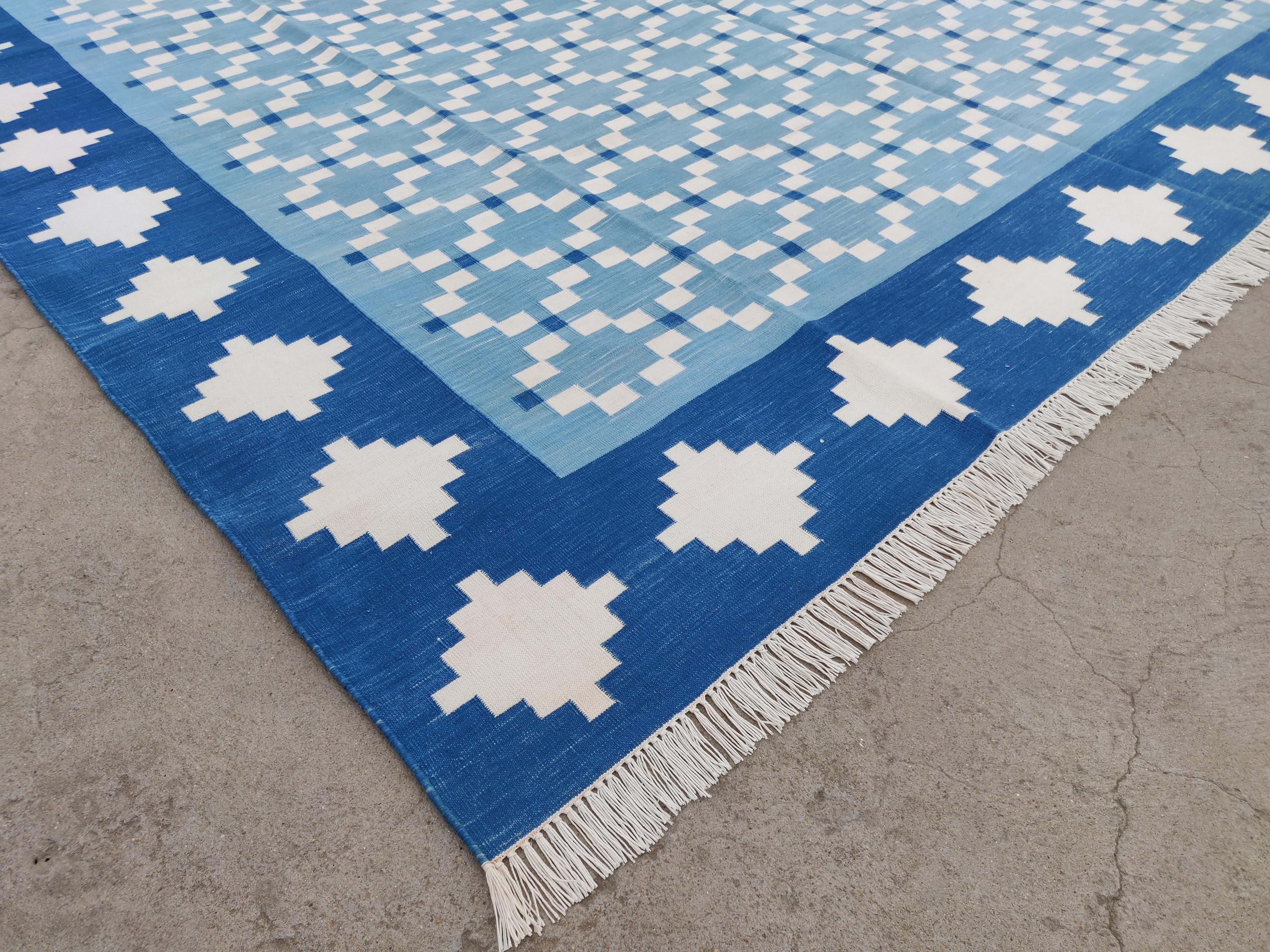 Tessuto a mano Tappeto a tessitura piatta in cotone fatto a mano, 8x10 Blu, Whiting Geometrico Indiano Dhurrie in vendita