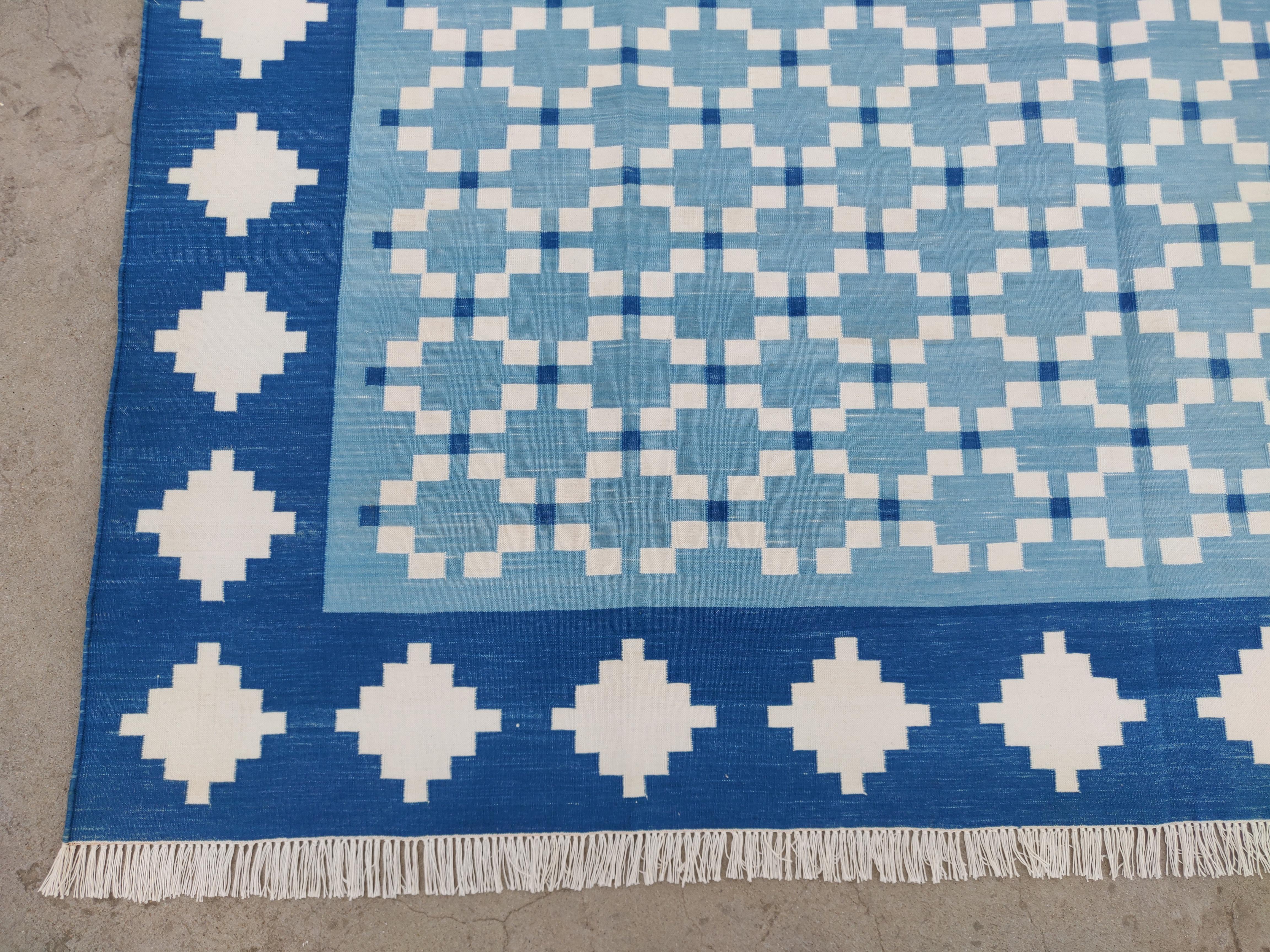 Cotone Tappeto a tessitura piatta in cotone fatto a mano, 8x10 Blu, Whiting Geometrico Indiano Dhurrie in vendita