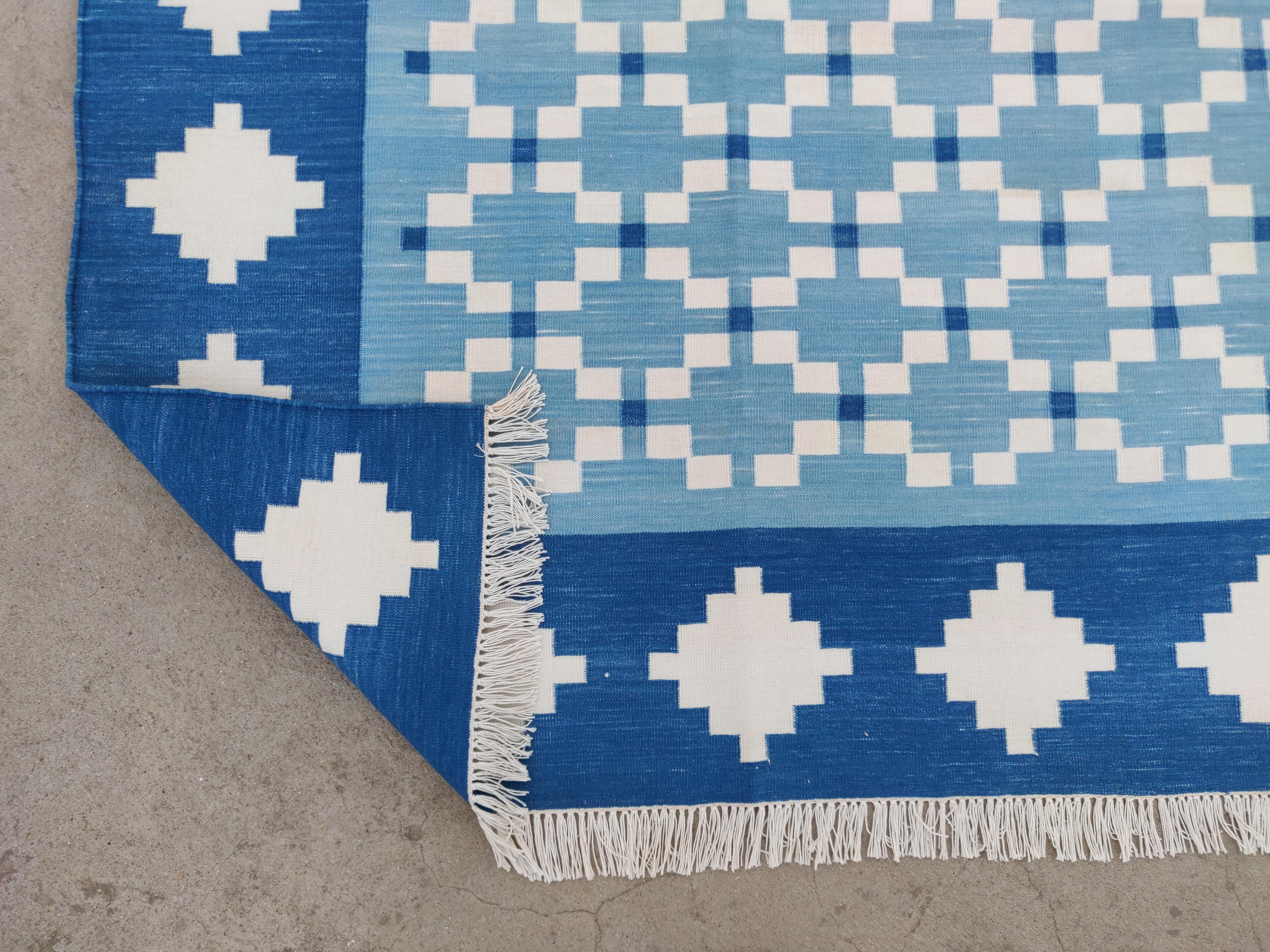Tappeto a tessitura piatta in cotone fatto a mano, 8x10 Blu, Whiting Geometrico Indiano Dhurrie in vendita 1
