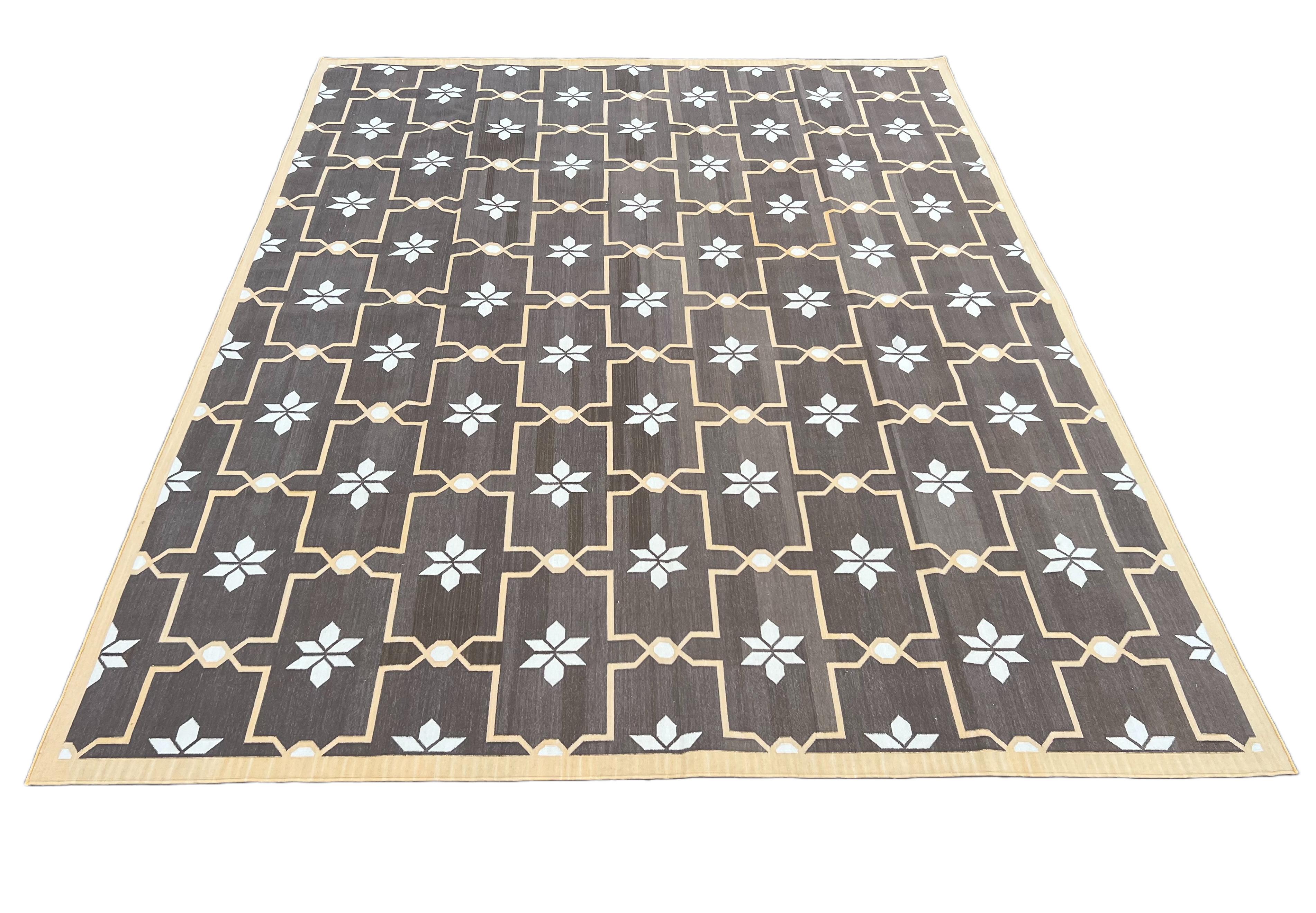 Tappeto a tessitura piatta in cotone fatto a mano, 8x10 marrone e crema con motivi floreali Dhurrie In condizioni Nuovo in vendita a Jaipur, IN