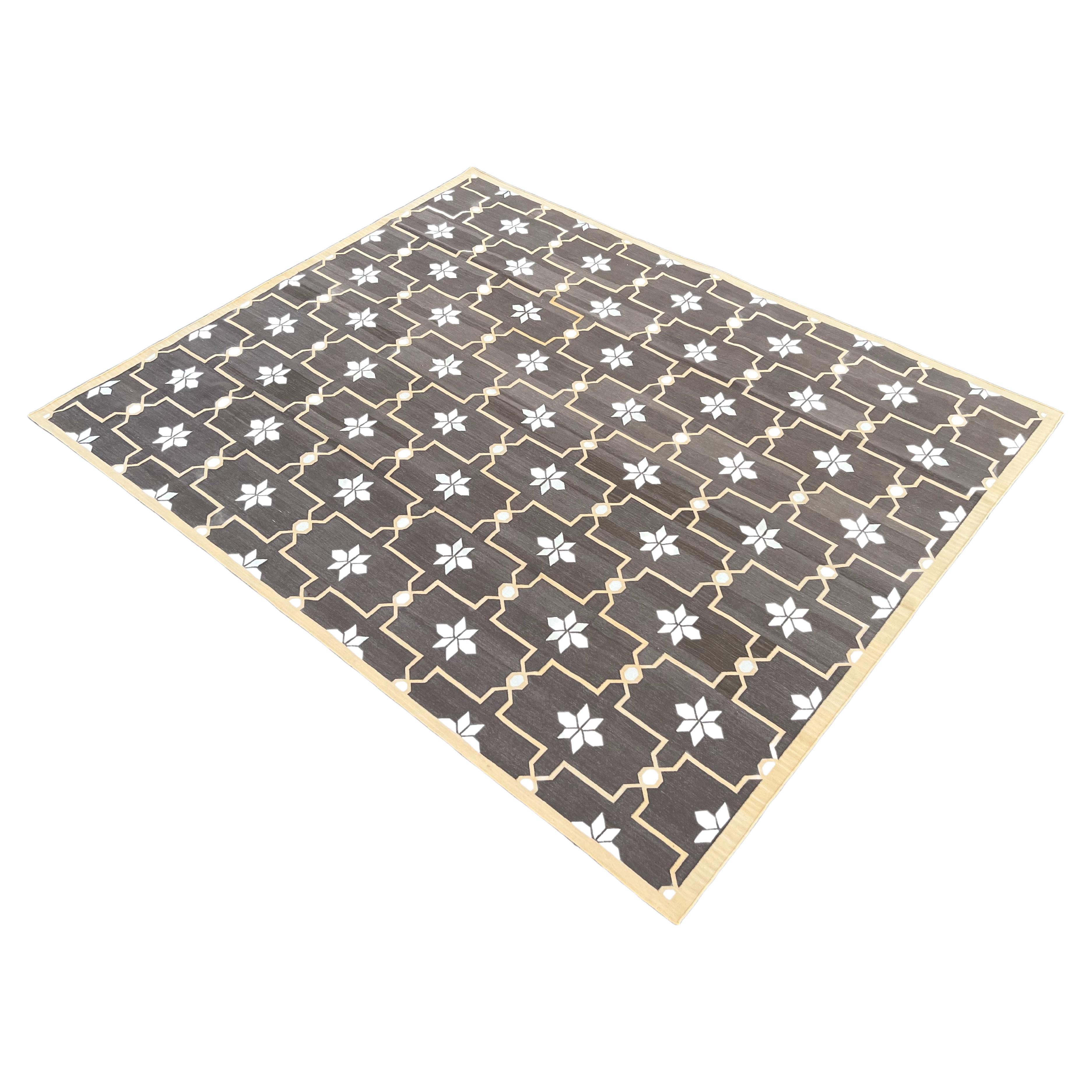 Tappeto a tessitura piatta in cotone fatto a mano, 8x10 marrone e crema con motivi floreali Dhurrie