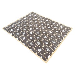 Tappeto a tessitura piatta in cotone fatto a mano, 8x10 marrone e crema con motivi floreali Dhurrie