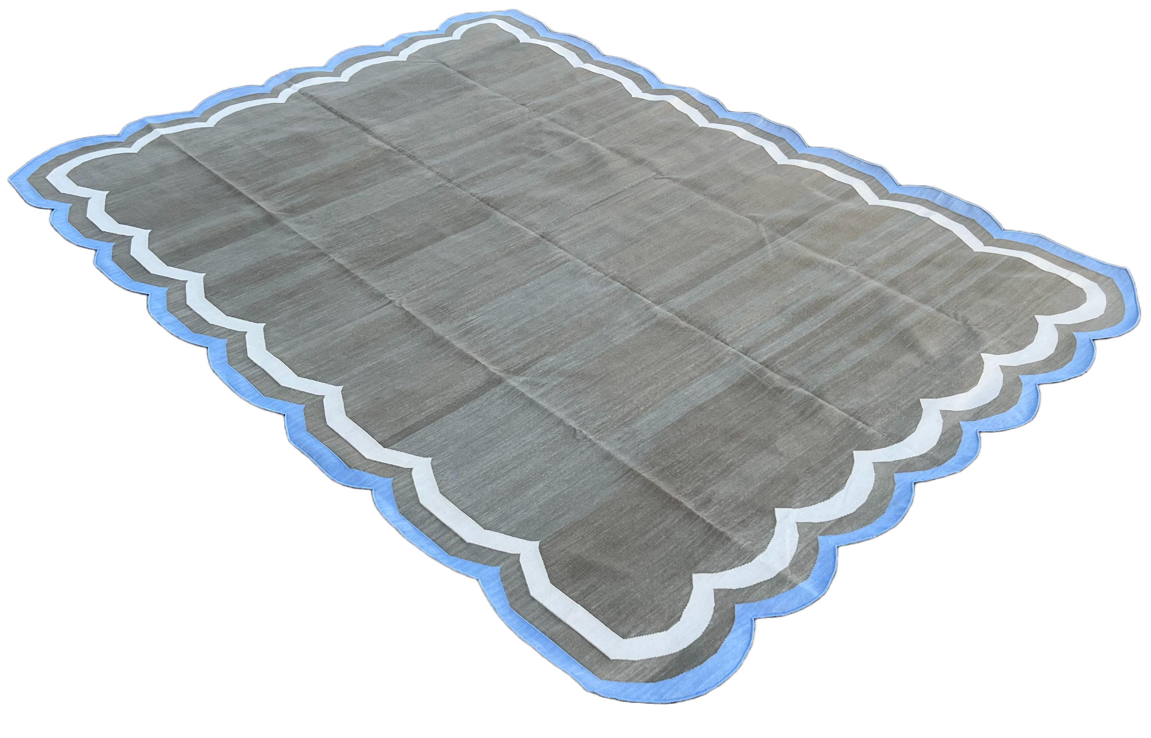 Baumwolle pflanzlich gefärbt braun und hellblau 4-seitig indischen Scalloped Teppich - 8'x10'
Diese speziellen flachgewebten Dhurries werden aus 15-fachem Garn aus 100% Baumwolle handgewebt. Aufgrund der speziellen Fertigungstechniken, die zur