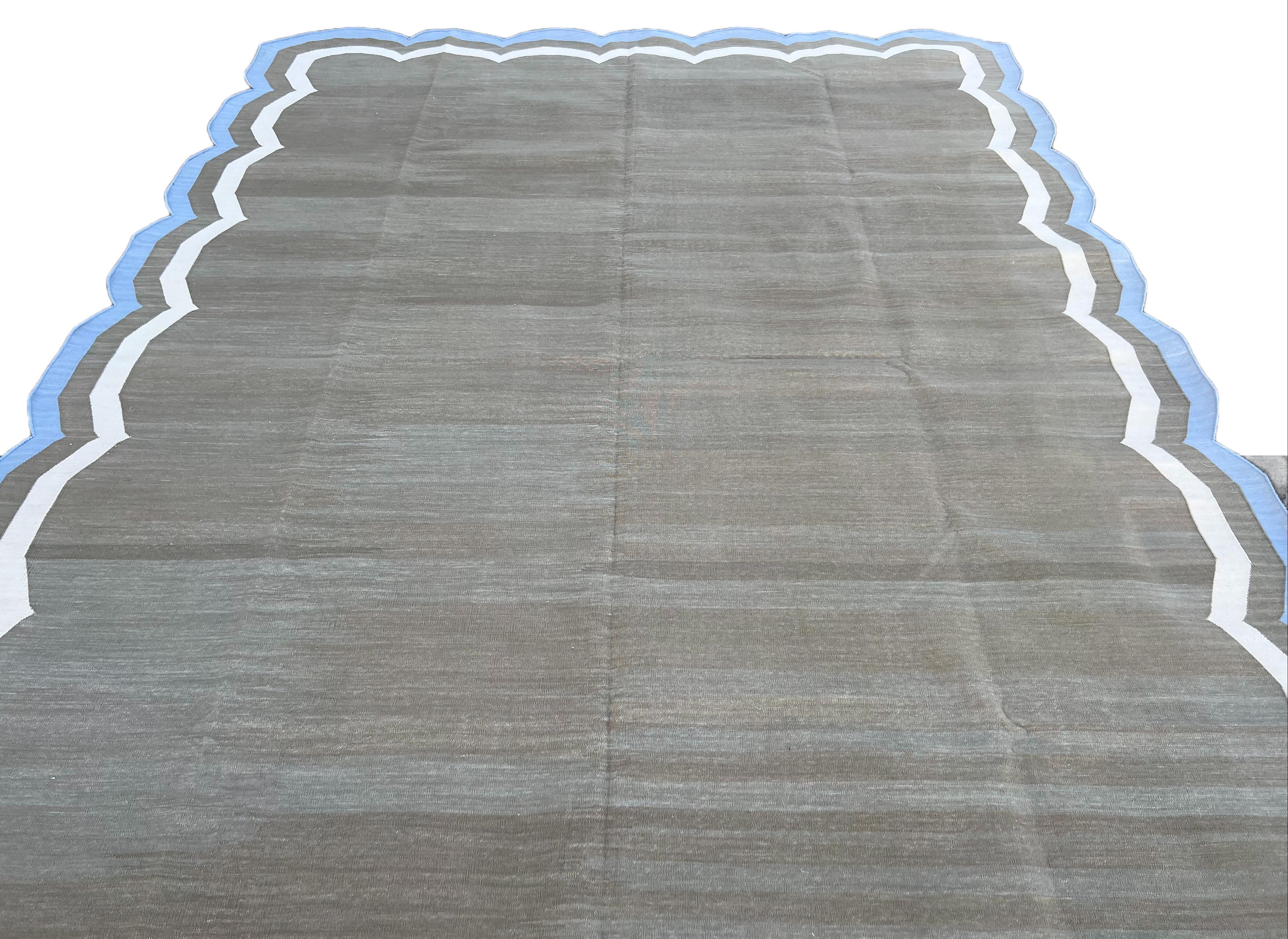 Handgefertigter Flachgewebe-Teppich aus Baumwolle, 8x10 Brown and Green Scallop Stripe Dhurrie (21. Jahrhundert und zeitgenössisch) im Angebot