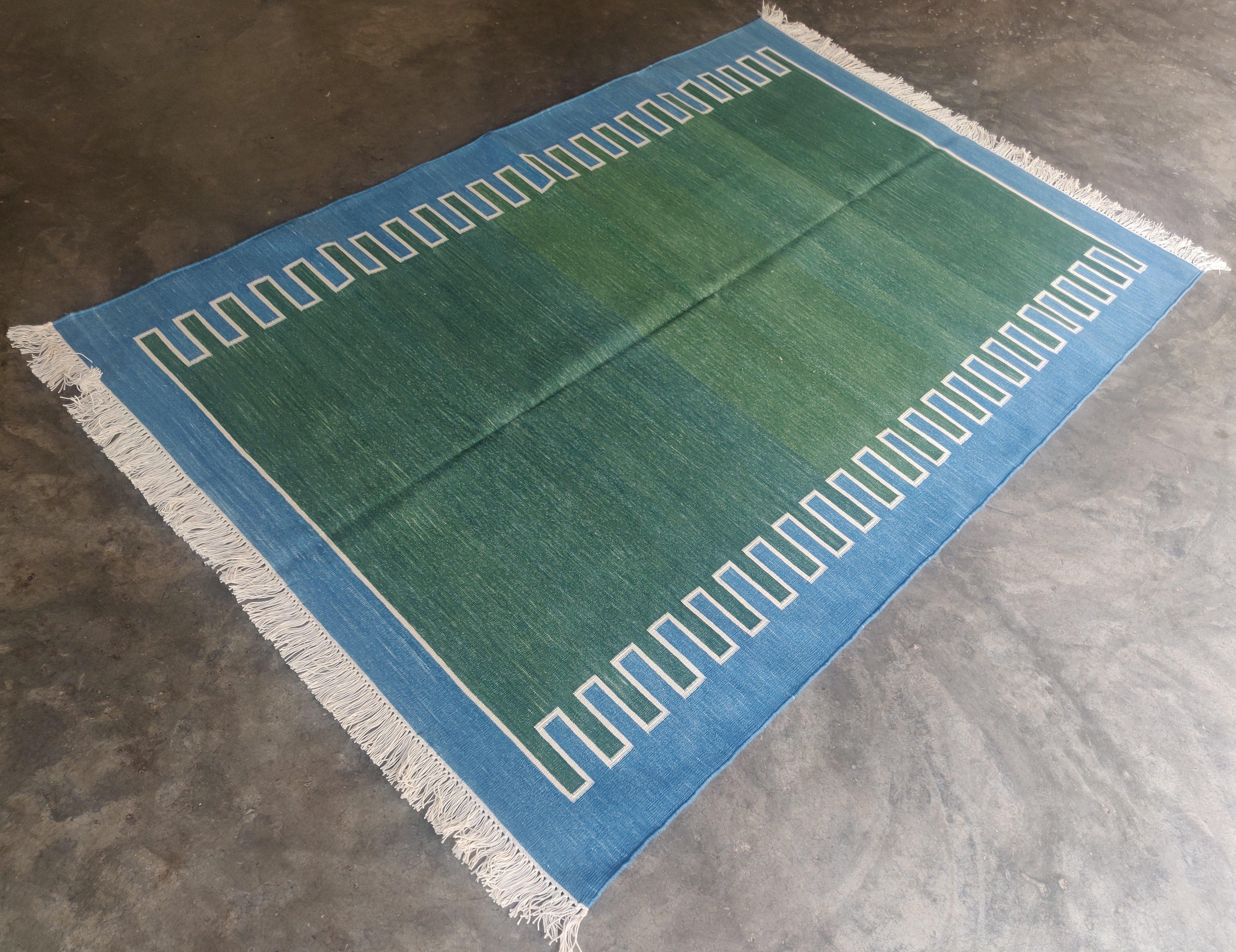 Alfombra india de rayas en zig zag, verde bosque, crema y azul, de algodón natural teñido con tintes vegetales - 8'x10'
Estas dhurries especiales de tejido plano están tejidas a mano con hilo de 15 cabos de algodón 100%. Debido a las técnicas