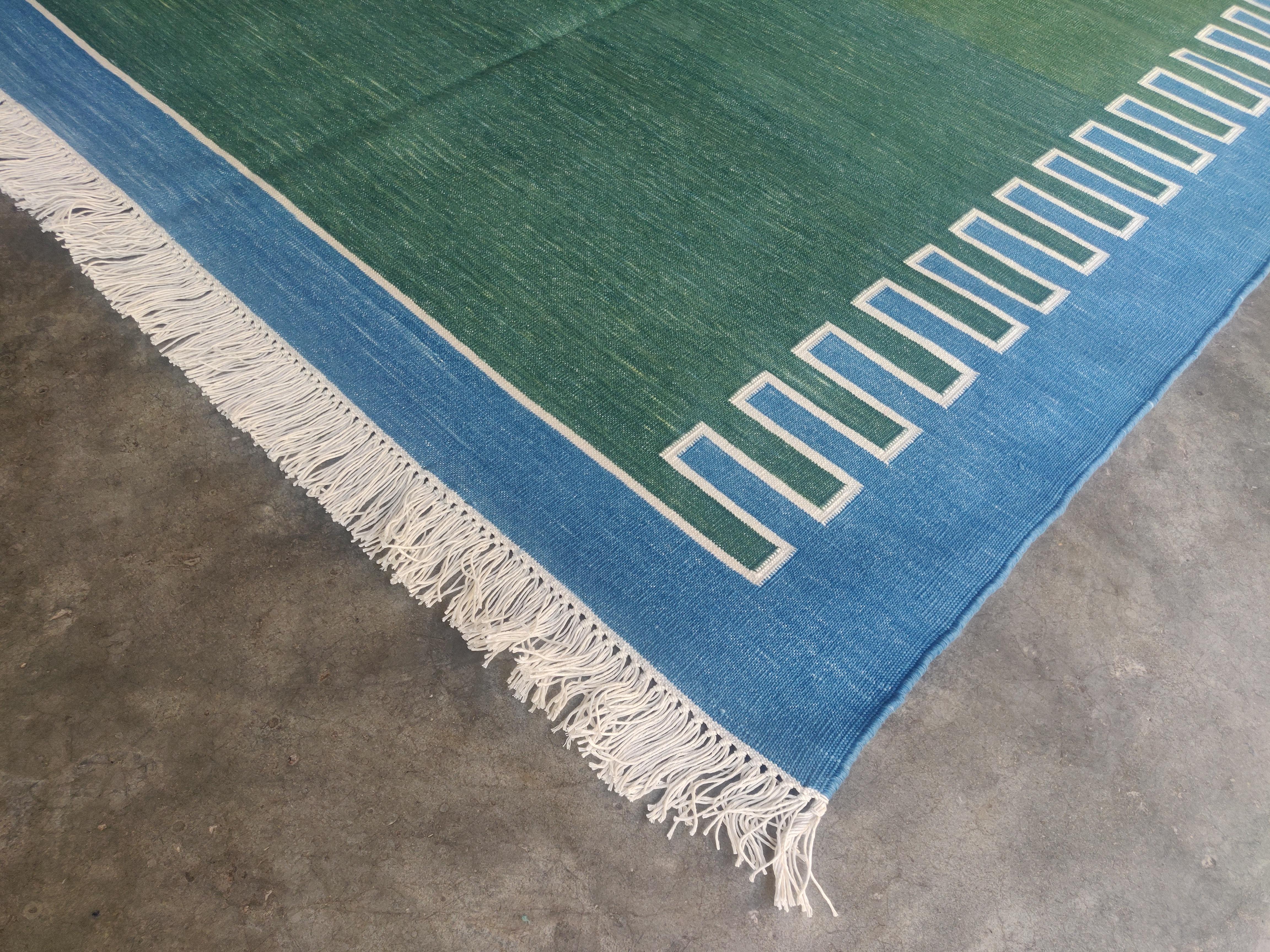 Alfombra de algodón hecha a mano en tejido plano, 8x10 Dhurrie rayada en Zig Zag verde y azul Moderno de mediados de siglo en venta