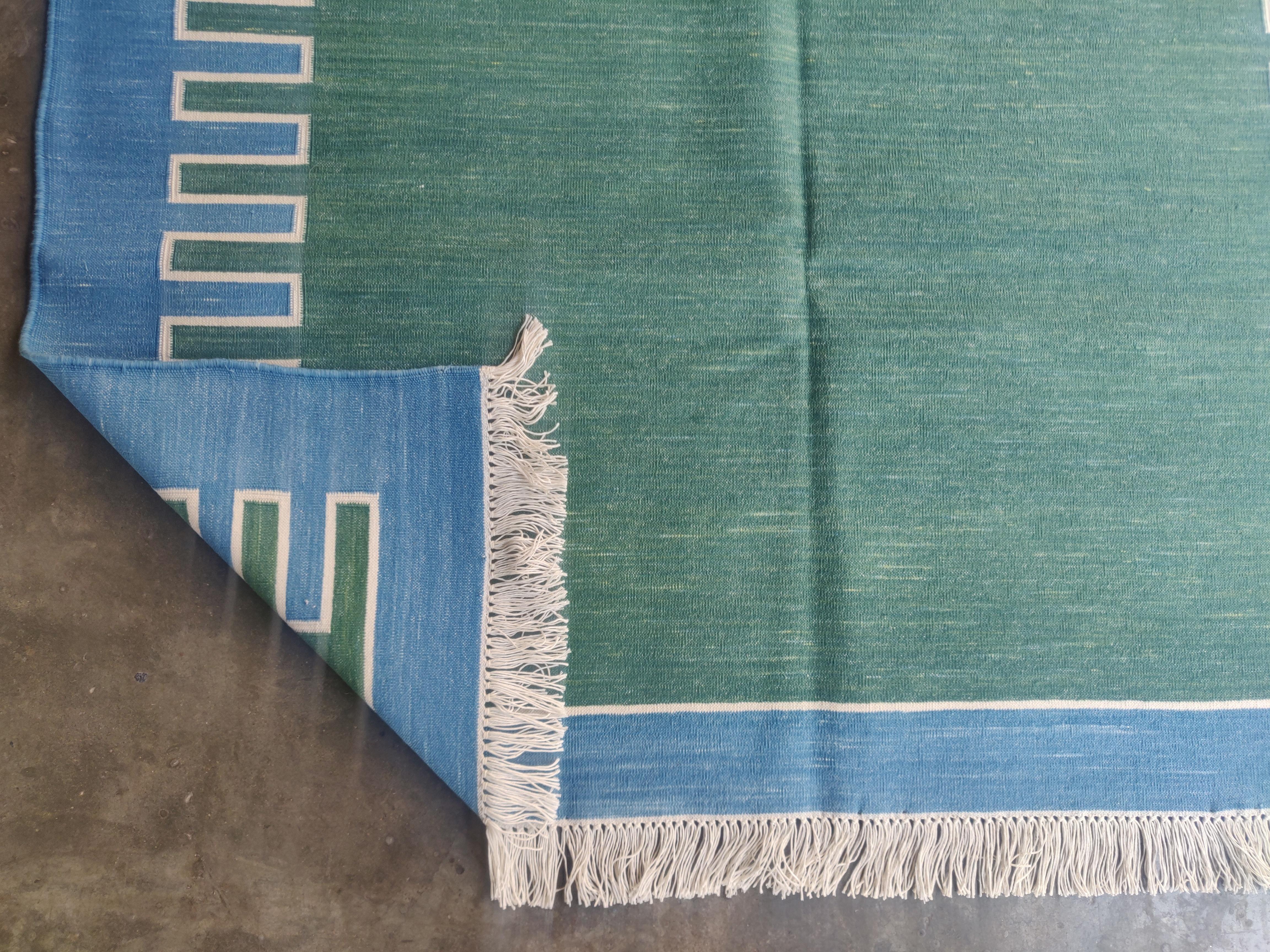 Alfombra de algodón hecha a mano en tejido plano, 8x10 Dhurrie rayada en Zig Zag verde y azul Siglo XXI y contemporáneo en venta