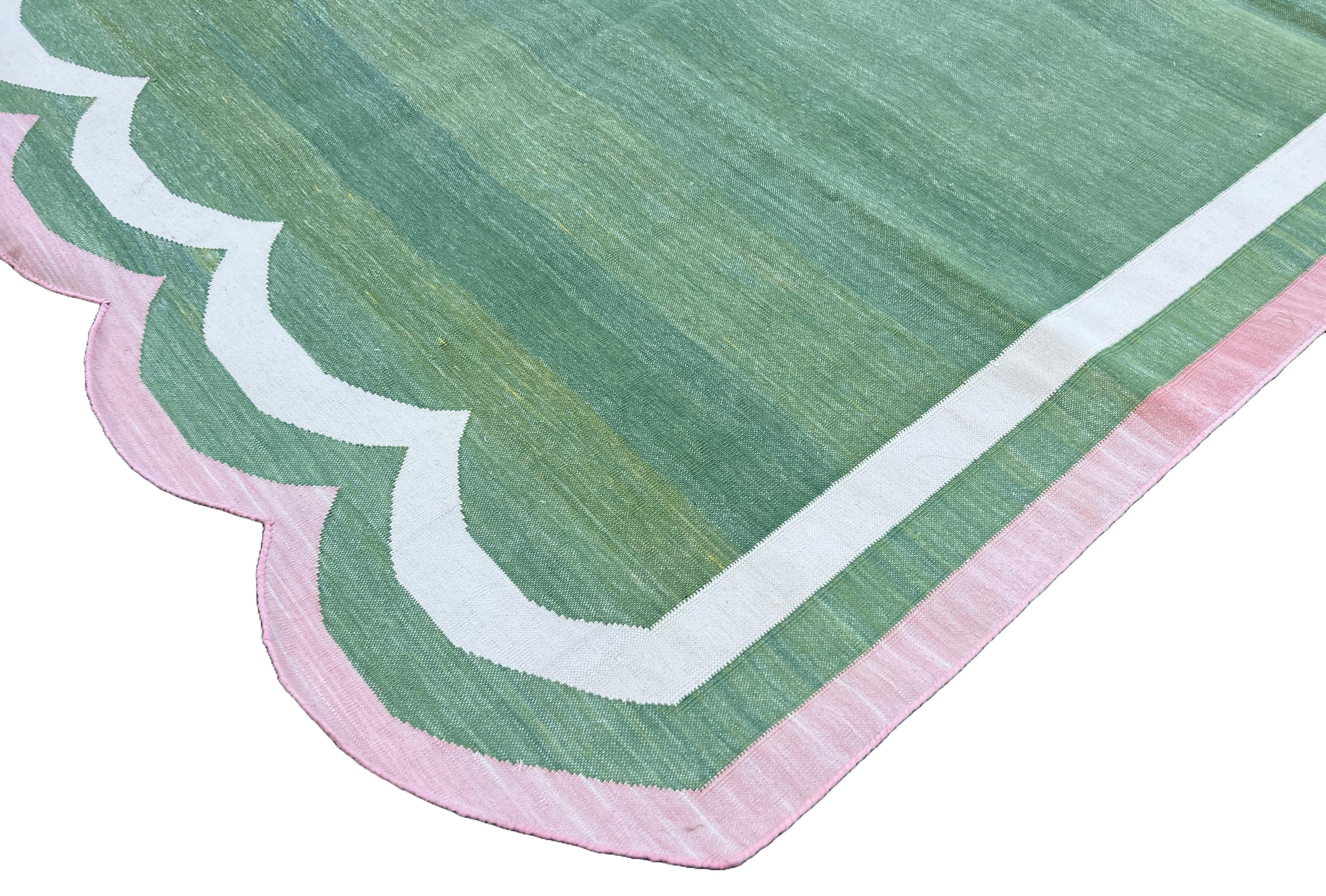 Tappeto a righe smerlate in cotone tinto al vegetale Greene & Greene e Rosa 8'x10'

Queste speciali dhurry a trama piatta sono tessute a mano con un filo di cotone 100% a 15 strati. A causa delle speciali tecniche di produzione utilizzate per creare