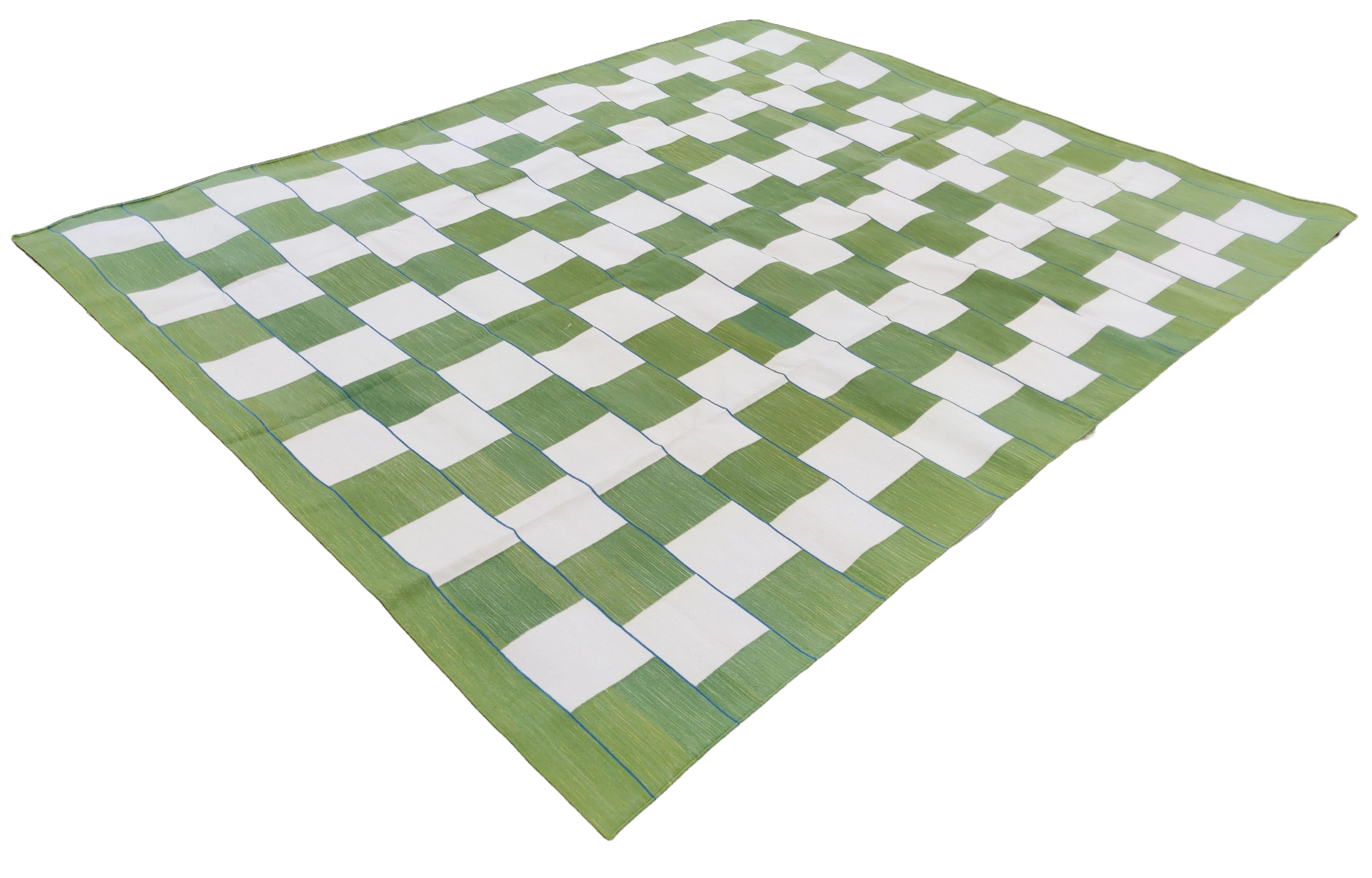 Cotone tinto al vegetale a quadri verdi, blu e bianchi reversibili indiani 
Dimensioni del tappeto - 8'x10'

Queste speciali dhurry a trama piatta sono tessute a mano con un filo di cotone 100% a 15 strati. A causa delle speciali tecniche di