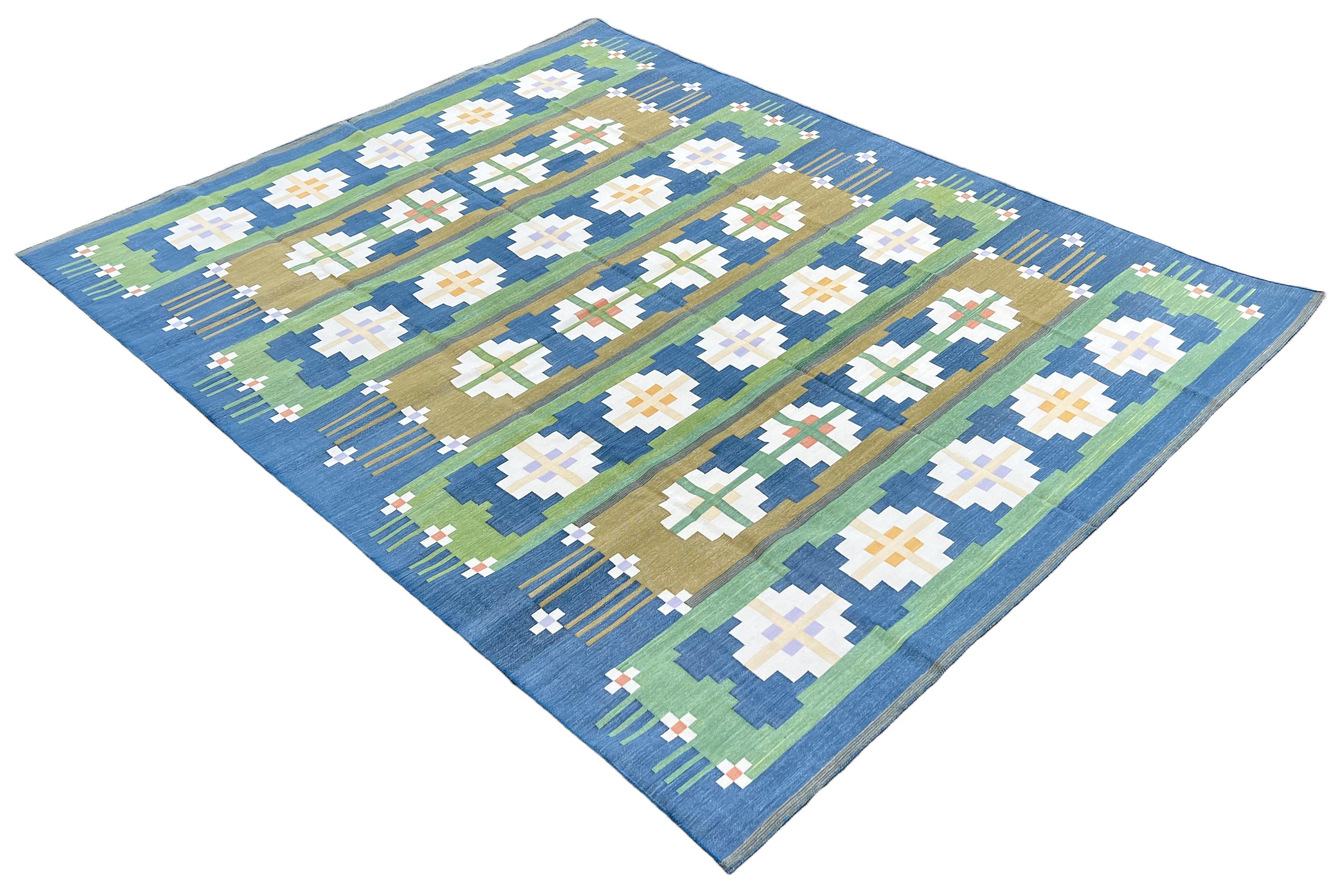Tappeto in cotone tinto al vegetale verde foresta e blu geometrico indiano Dhurrie 8'x10' (240x300cm)

Queste speciali dhurry a trama piatta sono tessute a mano con un filo di cotone 100% a 15 strati. A causa delle speciali tecniche di produzione
