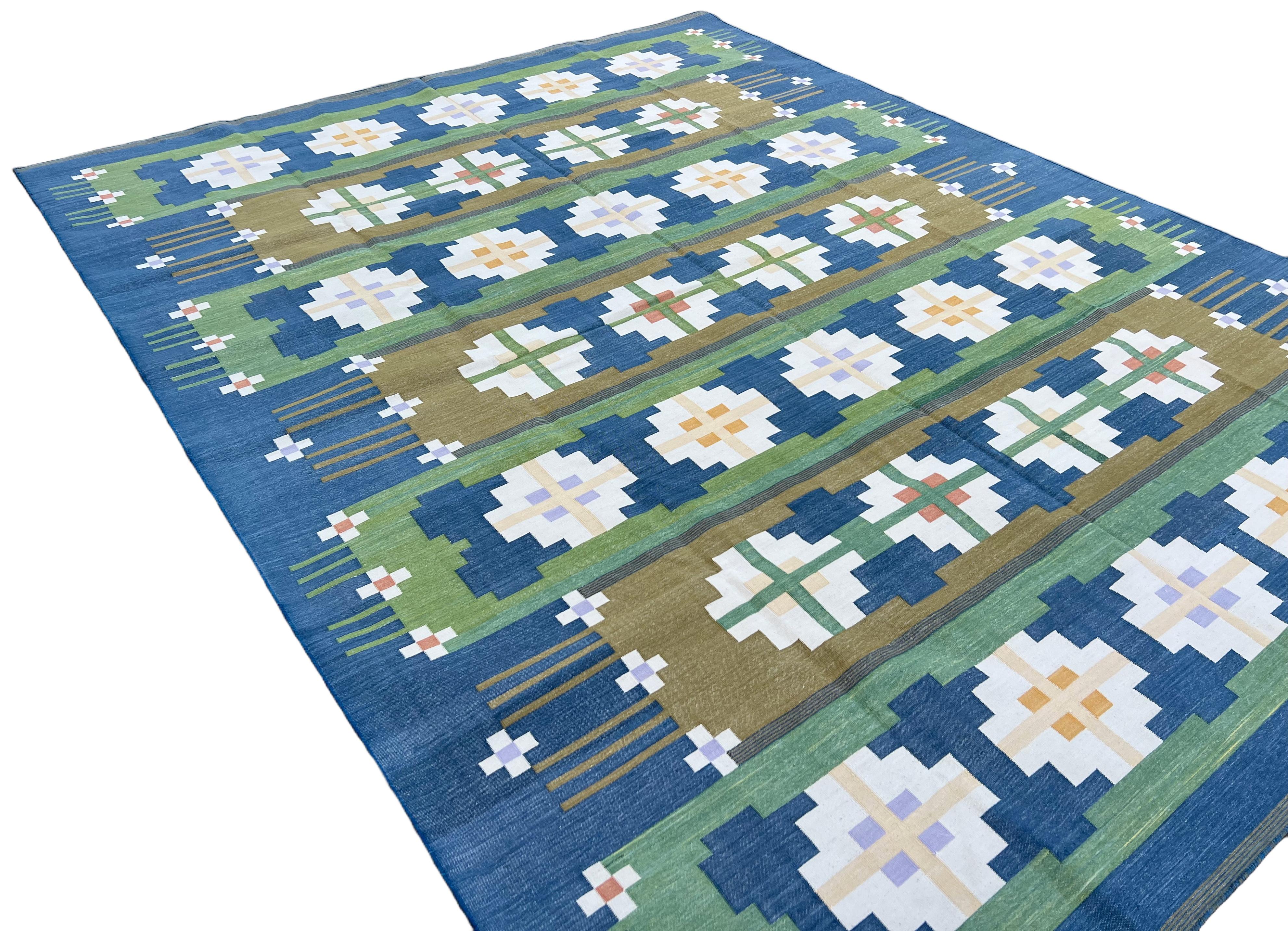 XXI secolo e contemporaneo Tappeto a tessitura piatta in cotone fatto a mano, 8x10 Greene & Greene, Blue Geometric Indian Dhurrie in vendita