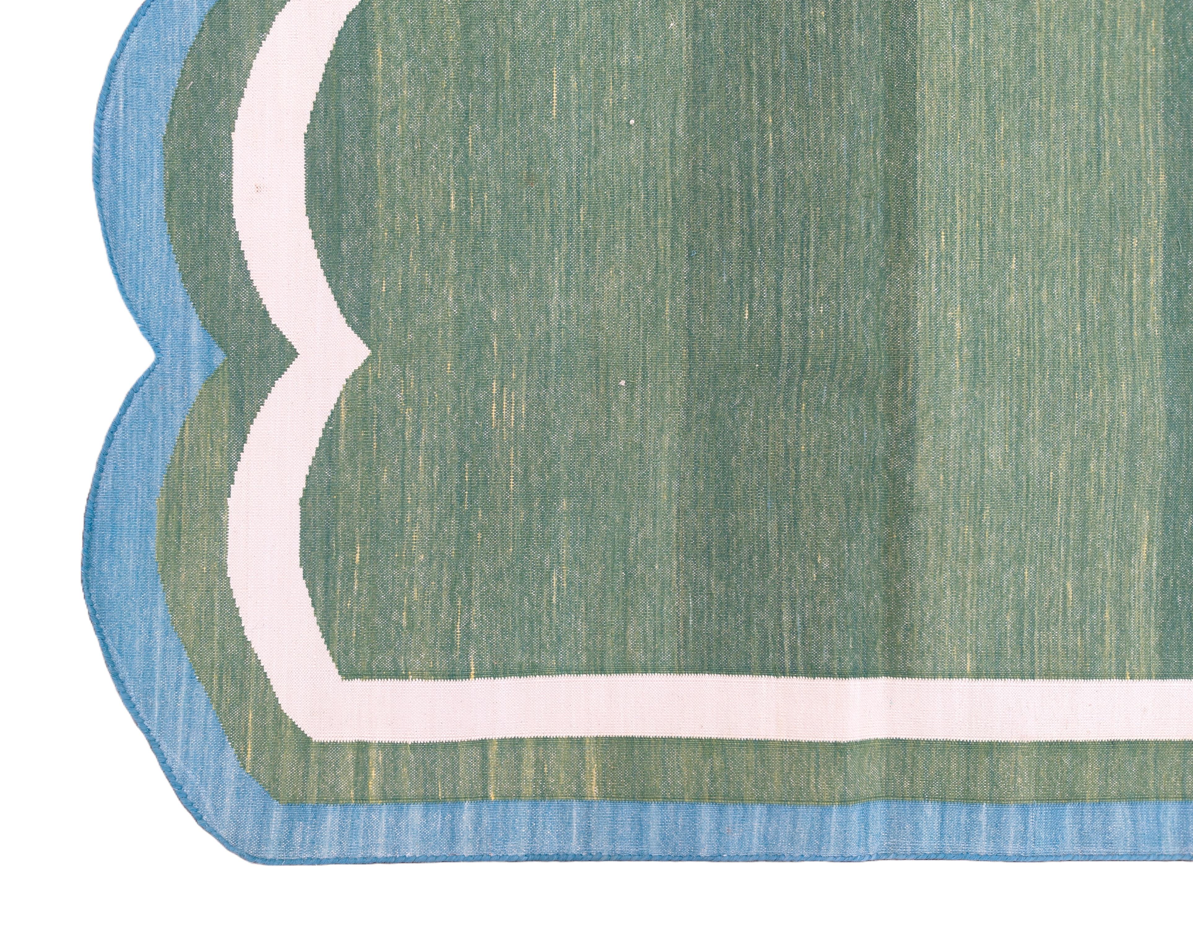 Tapis en coton tissé à plat, 8x10 Greene & Greene, Blue Scalloped Indian Dhurrie en vente 3