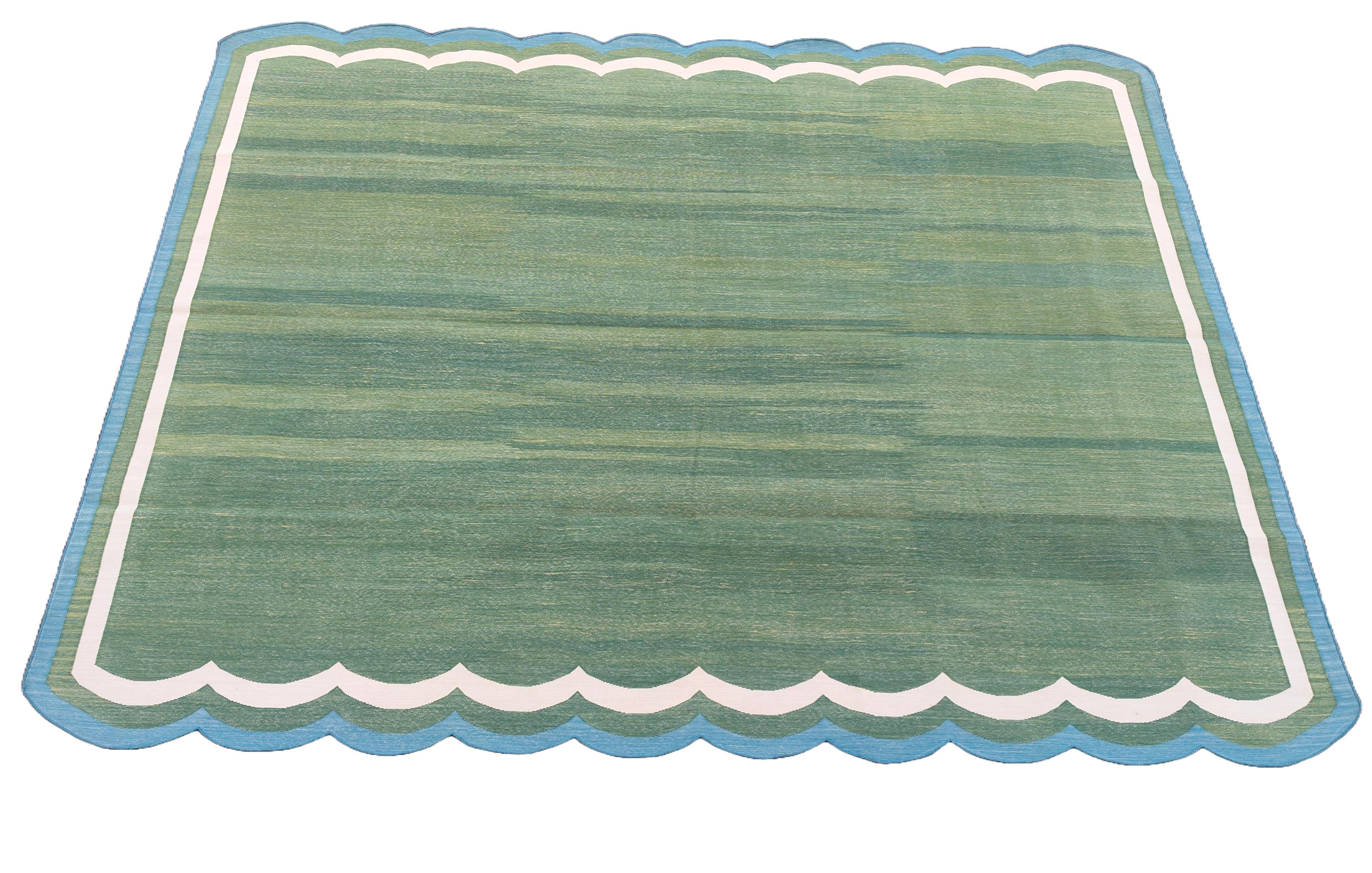 Mid-Century Modern Tapis en coton tissé à plat, 8x10 Greene & Greene, Blue Scalloped Indian Dhurrie en vente