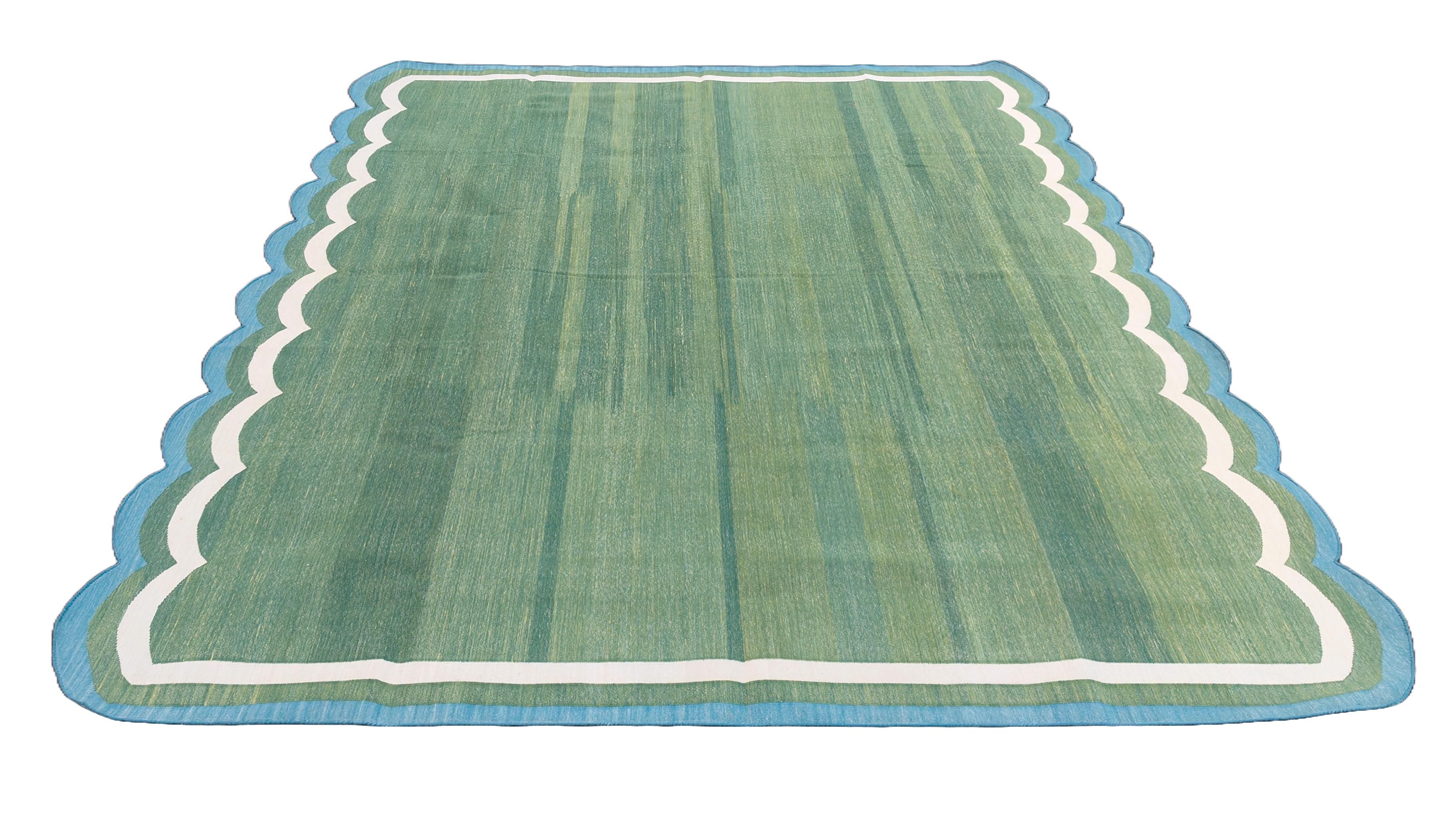 Coton Tapis en coton tissé à plat, 8x10 Greene & Greene, Blue Scalloped Indian Dhurrie en vente