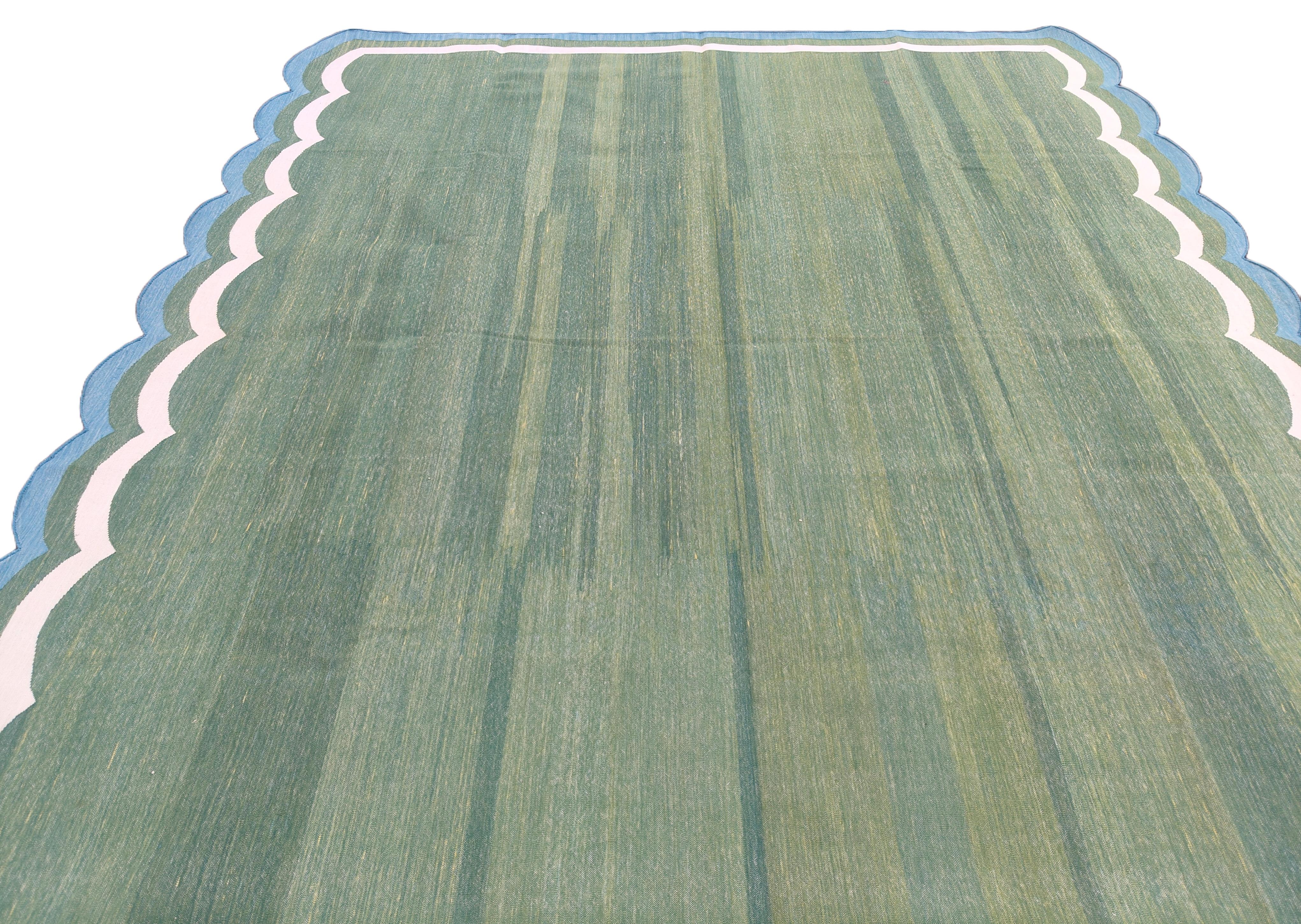 Tapis en coton tissé à plat, 8x10 Greene & Greene, Blue Scalloped Indian Dhurrie en vente 1