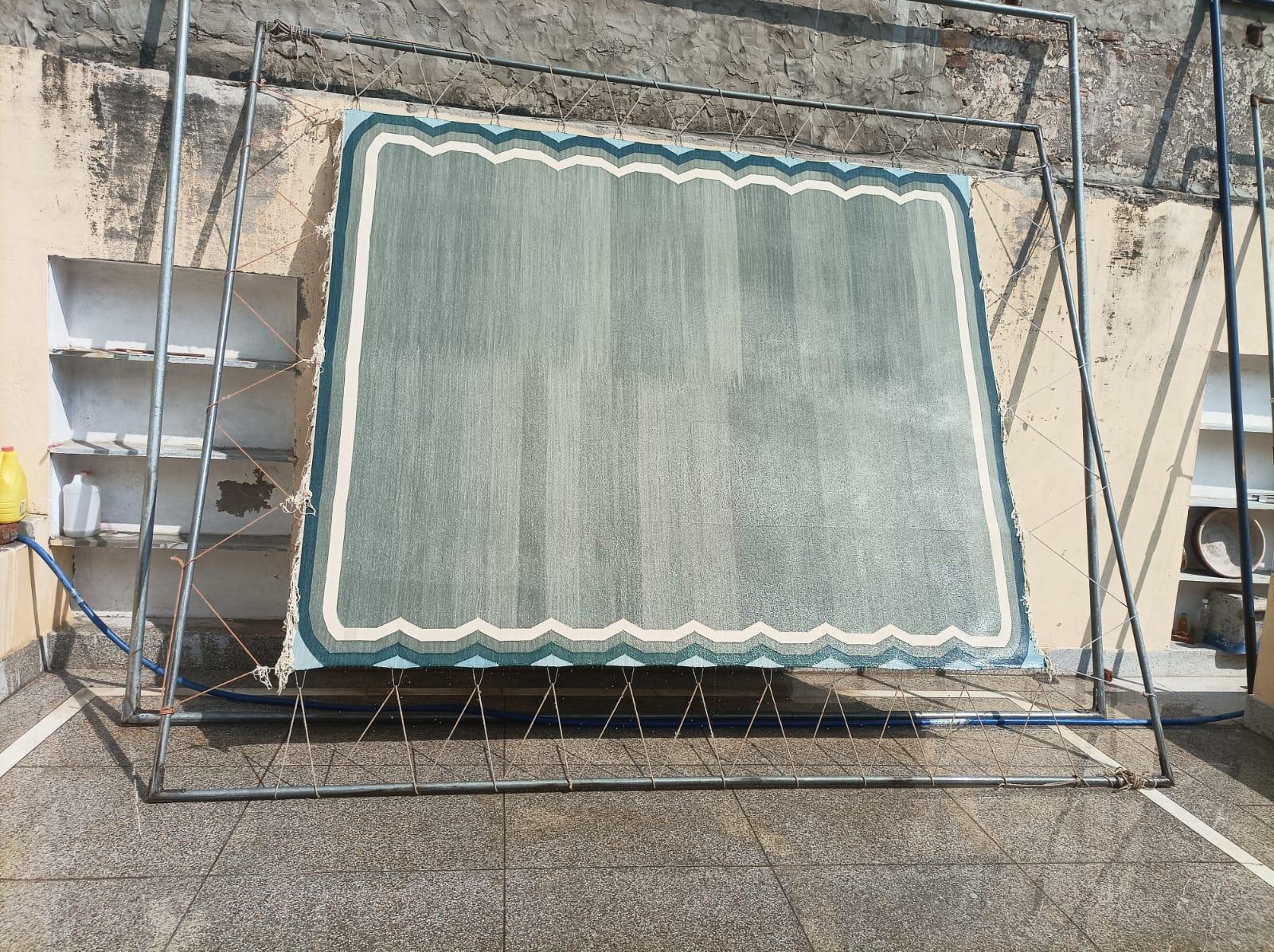 Tappeto a tessitura piatta in cotone fatto a mano, 8x10 Grigio e blu con smerlatura indiana Dhurrie in vendita 4