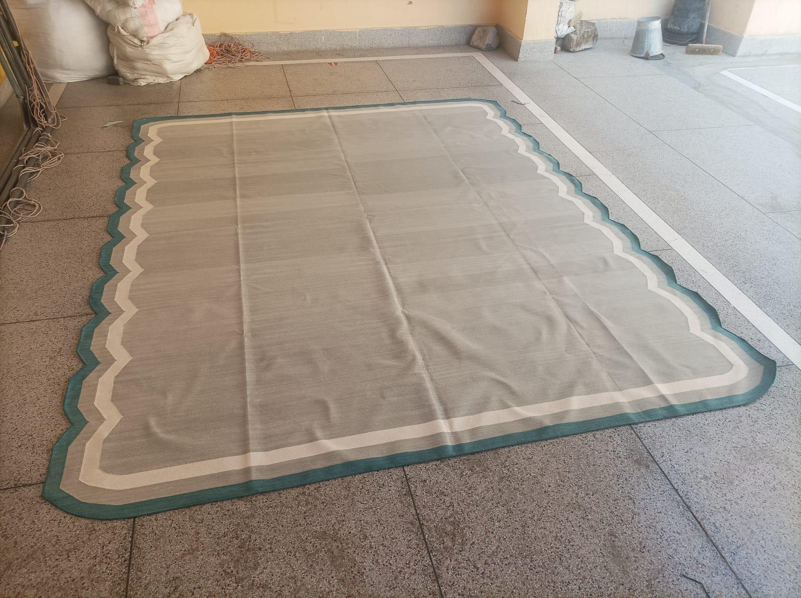 Tappeto a tessitura piatta in cotone fatto a mano, 8x10 Grigio e blu con smerlatura indiana Dhurrie in vendita 5