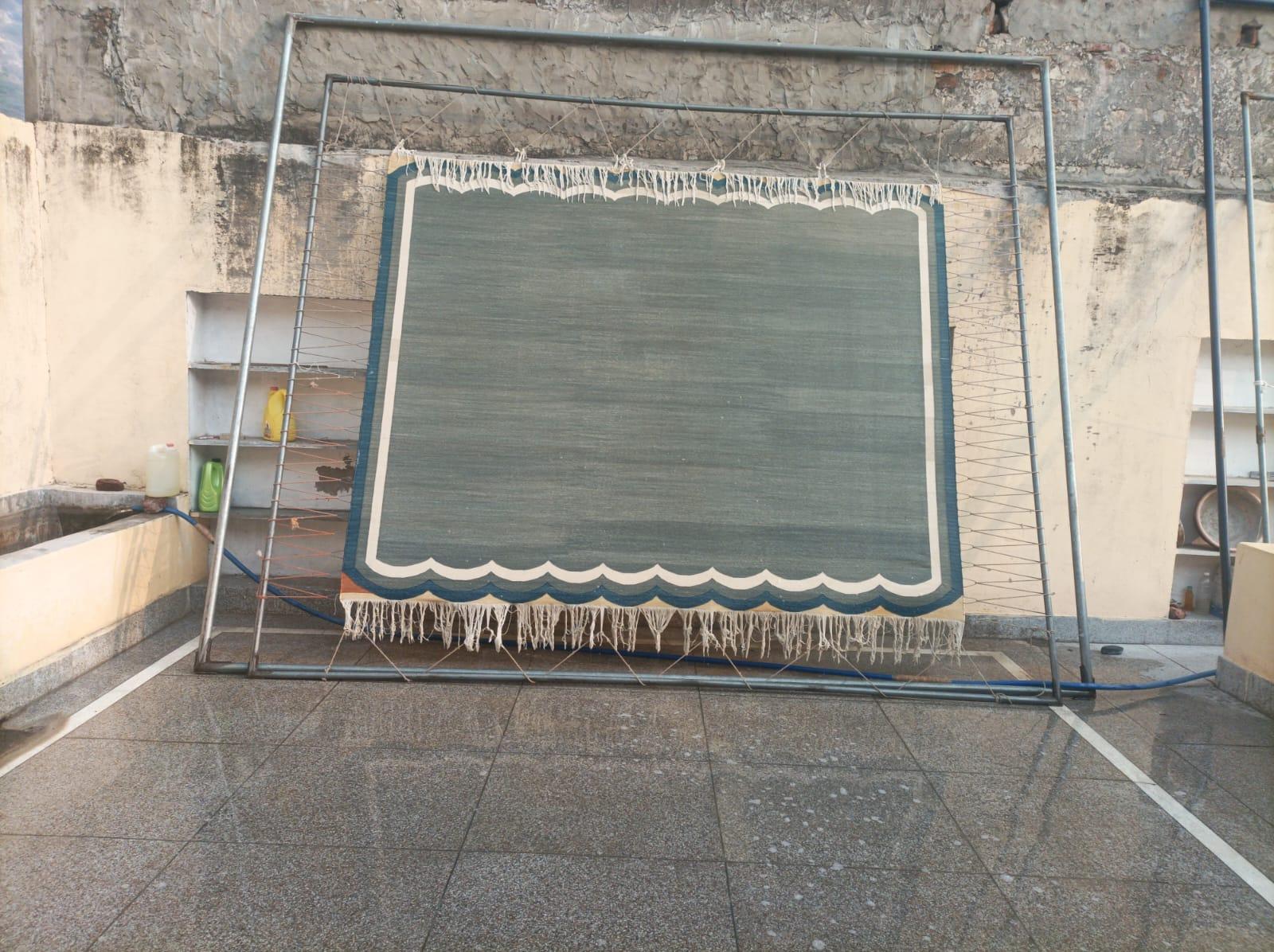 Handgefertigter Flachgewebe-Teppich aus Baumwolle, 8x10 Grau und Blau Indischer Dhurrie mit Wellenmuster im Angebot 7