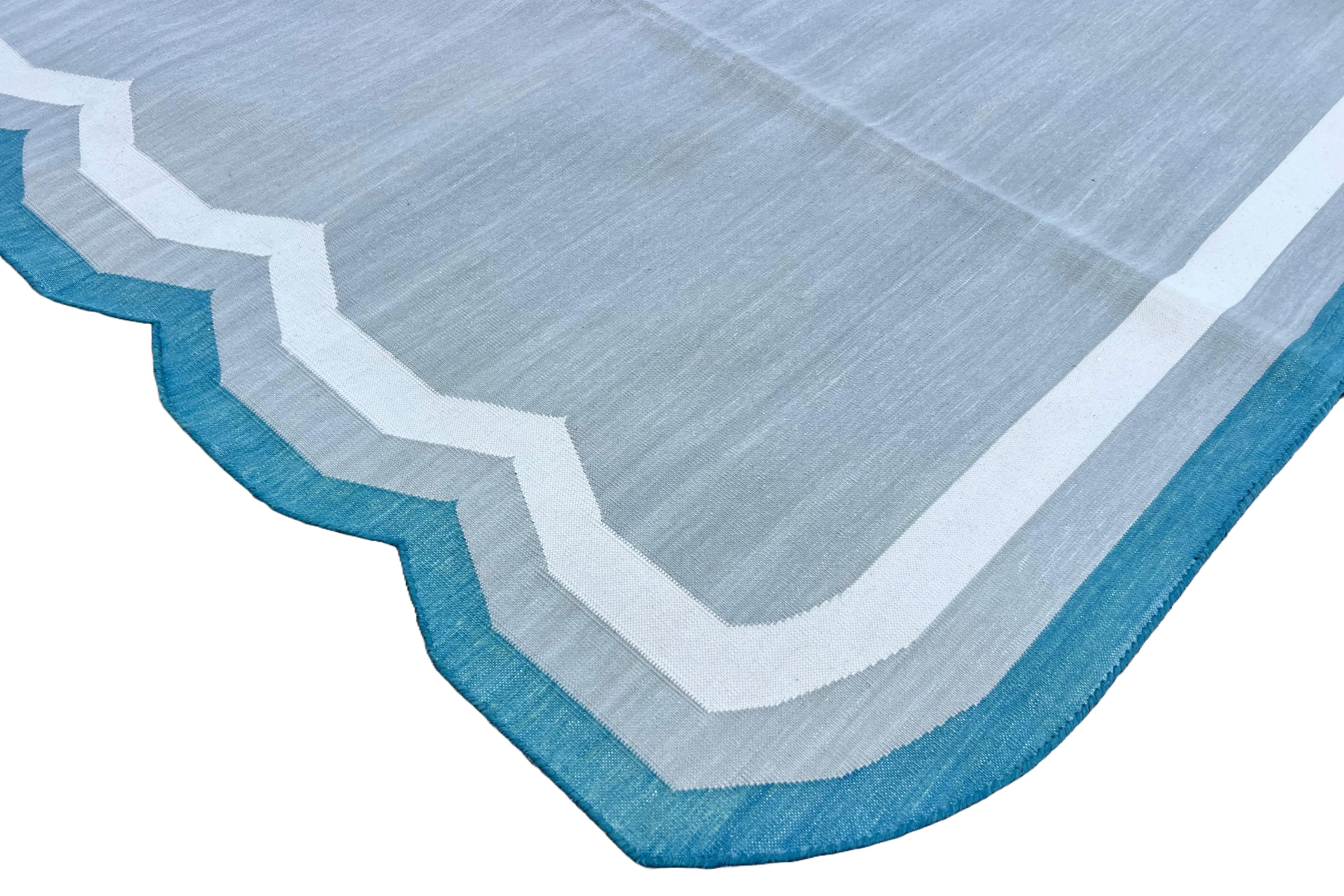 Tappeto indiano Dhurrie a strisce smerlate fatto a mano in cotone Nature tinto al vegetale grigio, crema e blu acqua - 8'x10' (240x300cm)
(Capesante su 8' Lati)

Queste speciali dhurry a trama piatta sono tessute a mano con un filo di cotone 100% a
